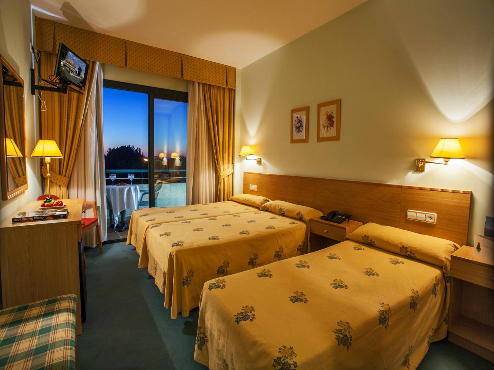 Twin Room with Sea View - Photo 3