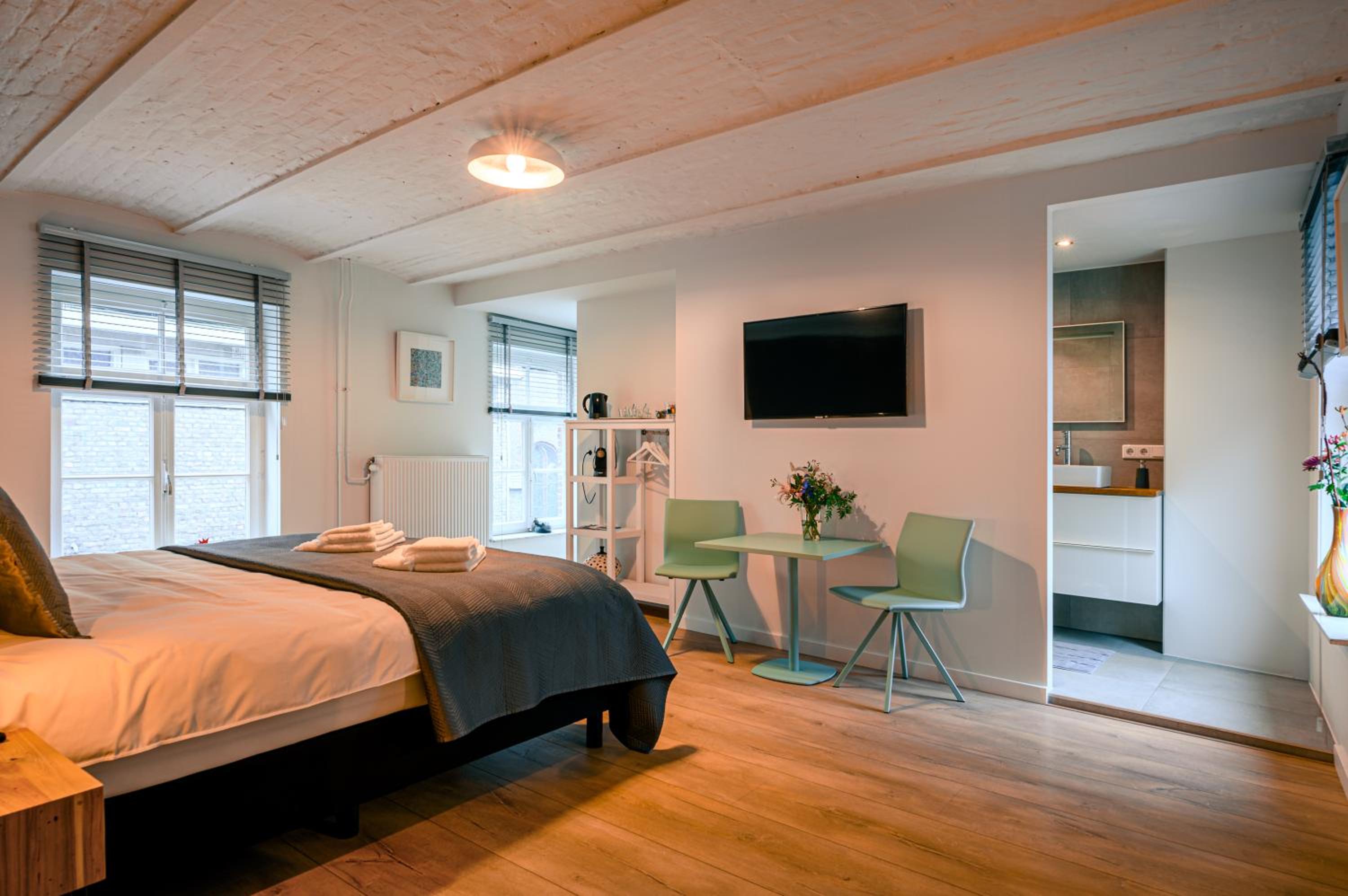 Deluxe Double Room - Photo 11