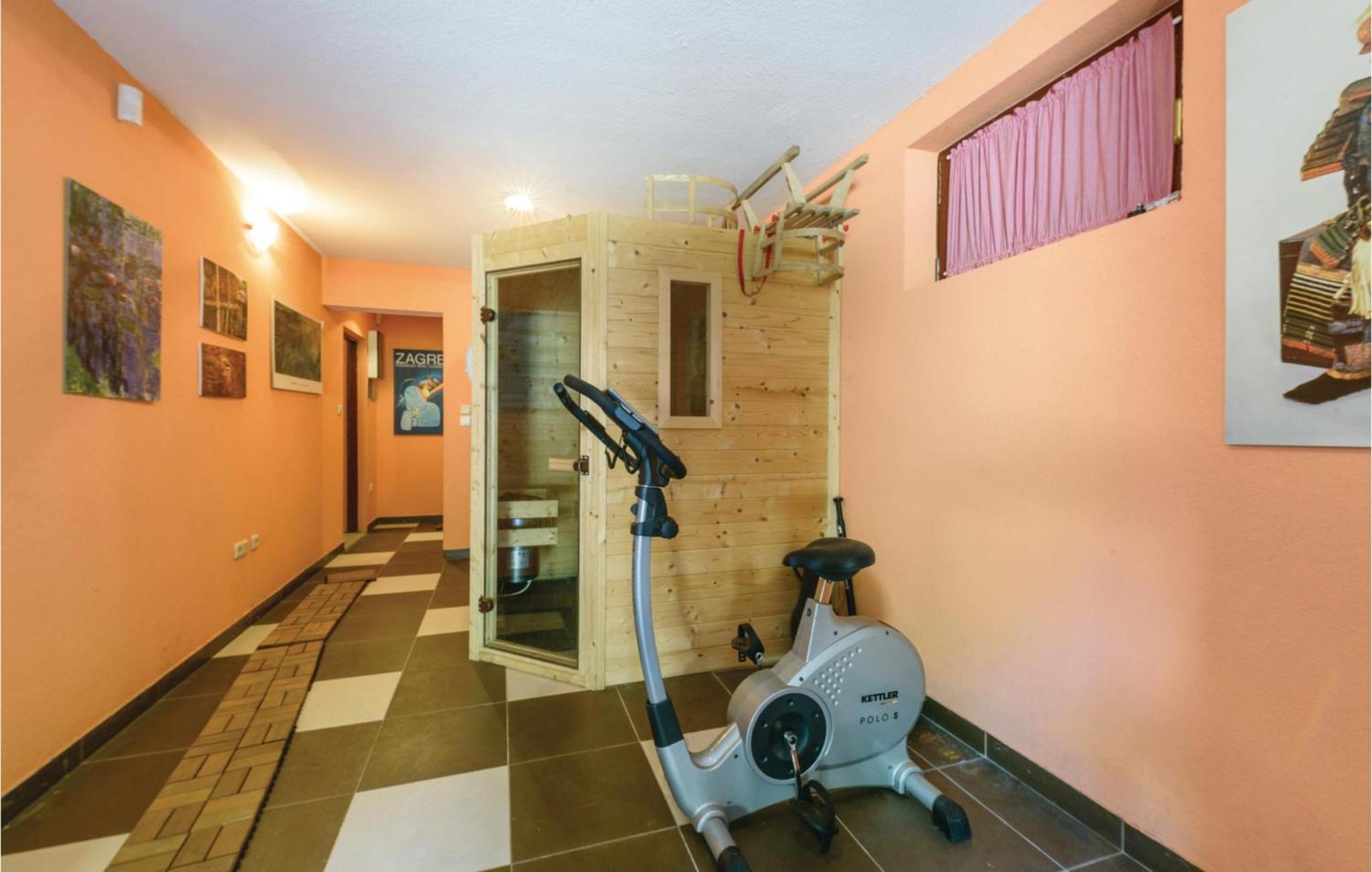 Three-Bedroom Vacation Home  photo 2