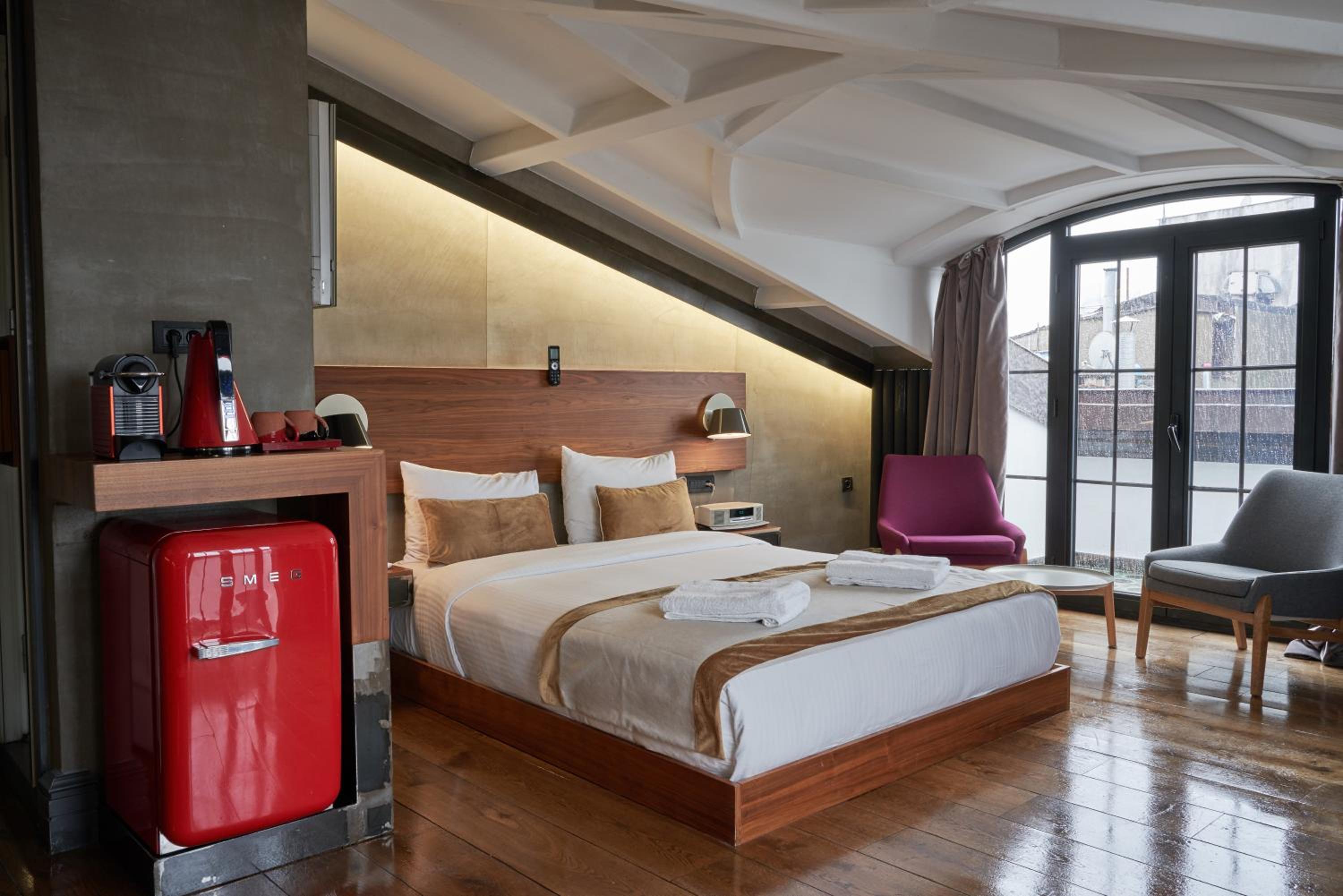 Roof Suite - Low Ceiling photo 3
