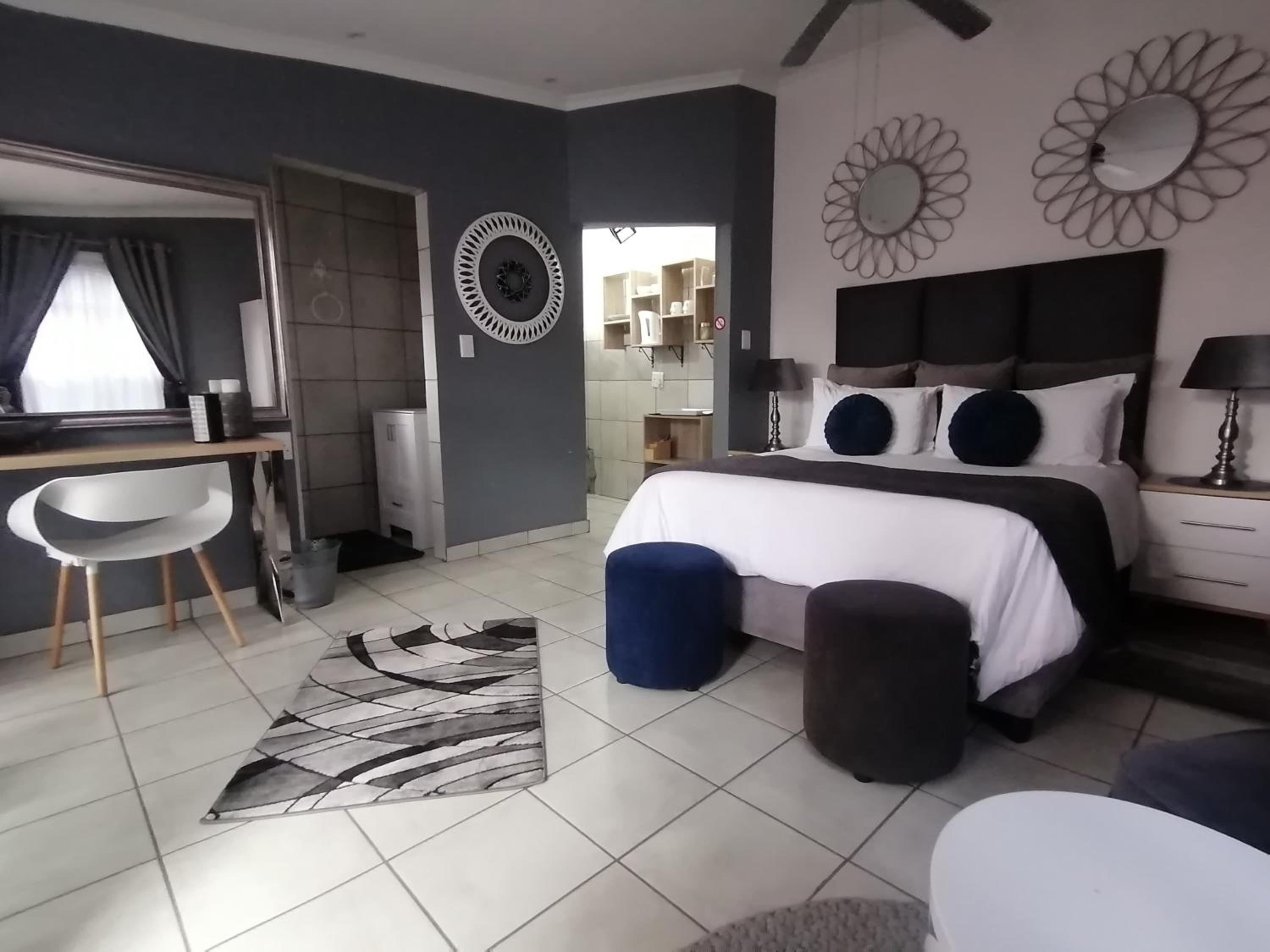 Suite - Photo 1