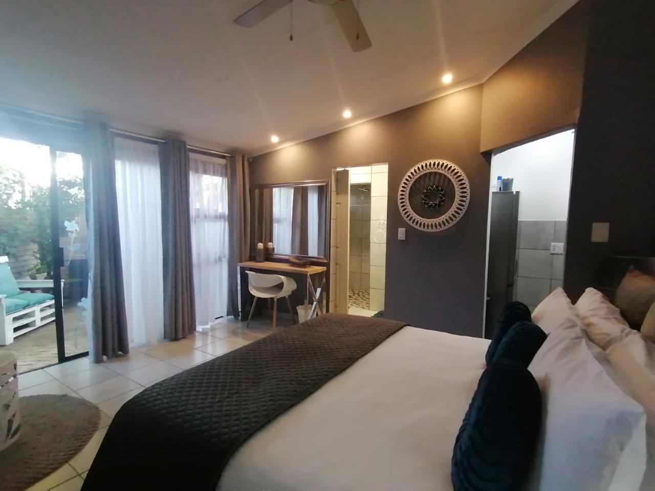 Suite - Photo 9