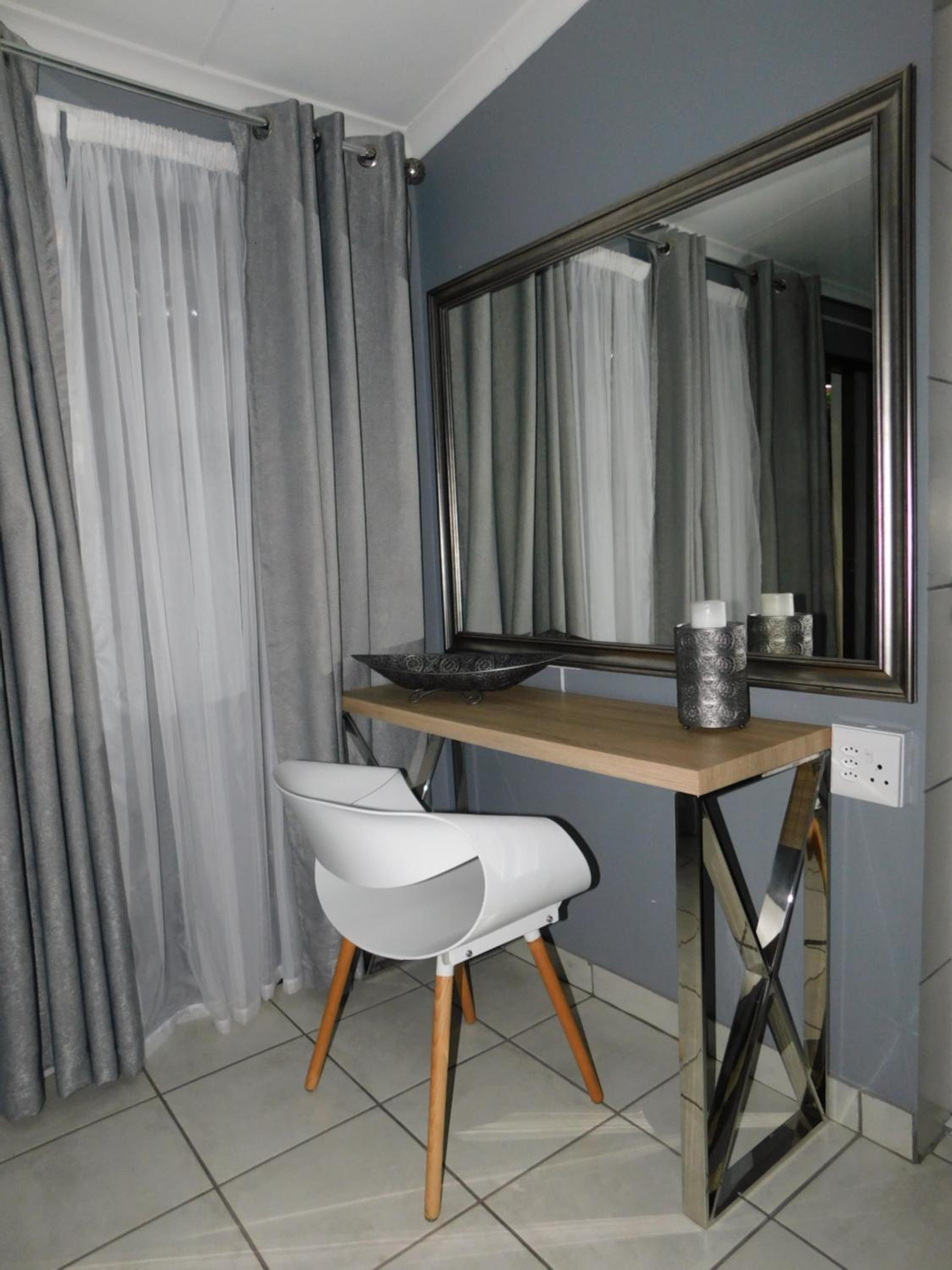 Suite - Photo 16