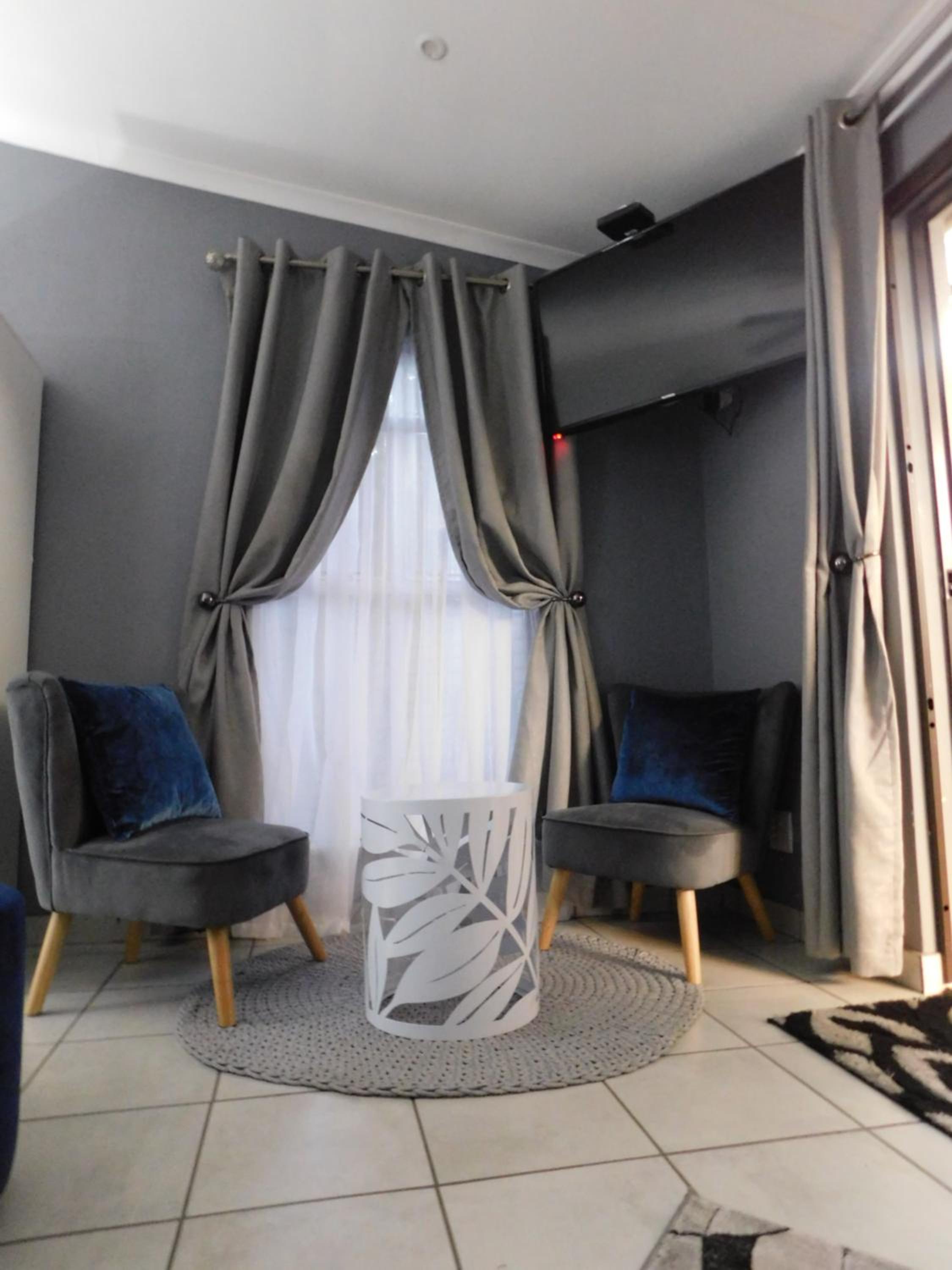 Suite - Photo 15