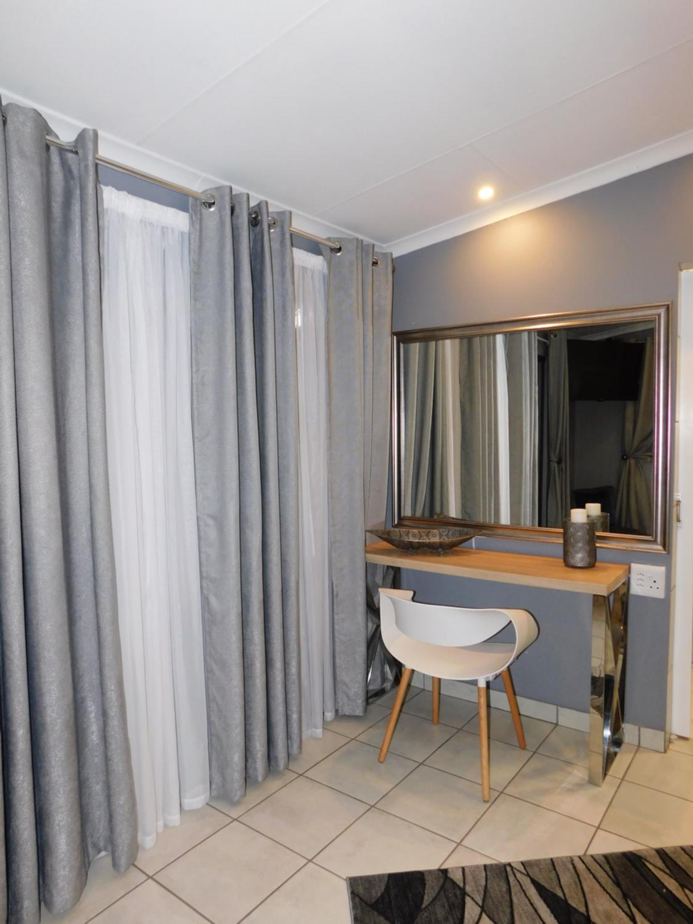 Suite - Photo 17