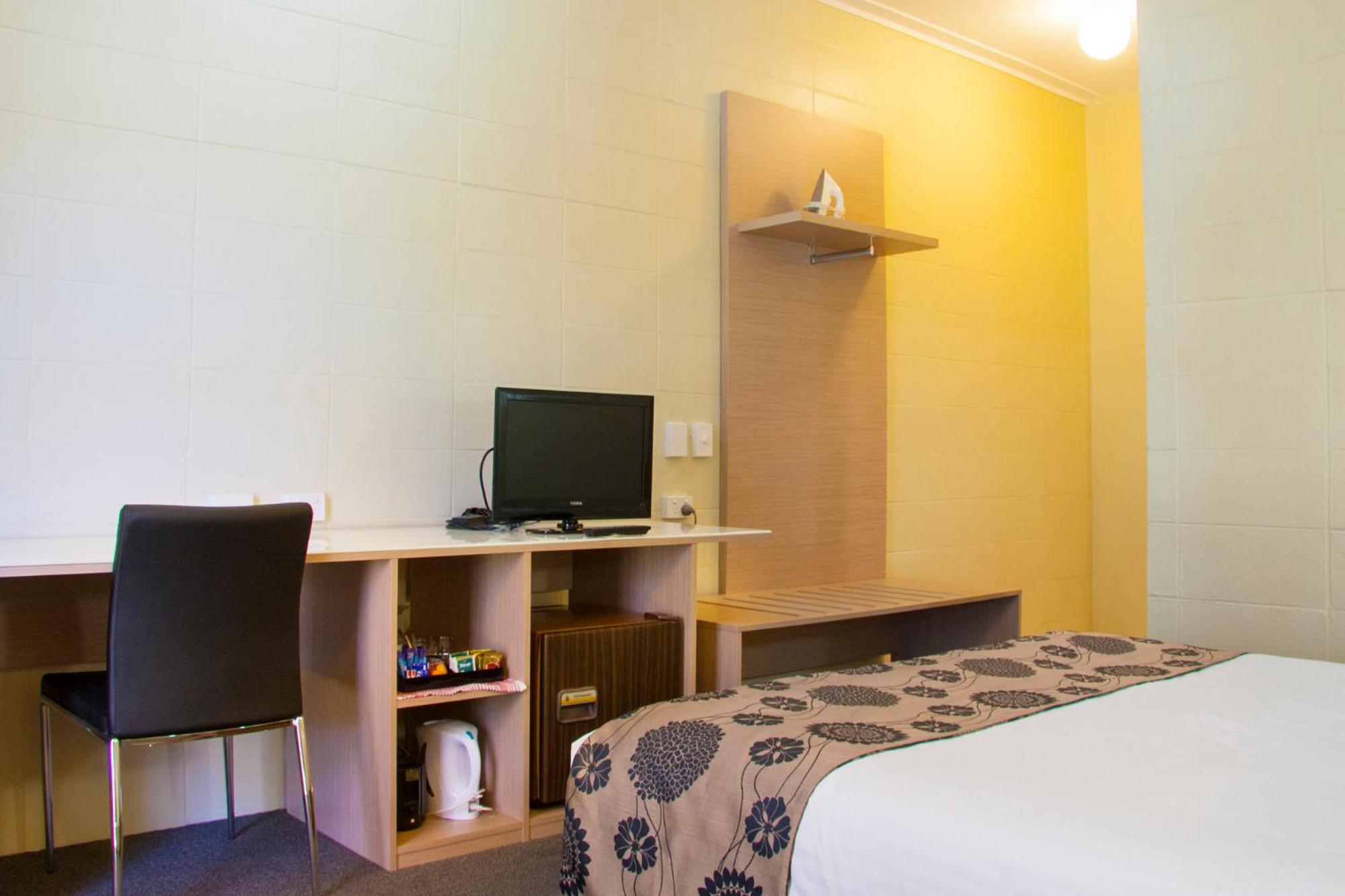 Deluxe Queen Room - Not Pet Friendly - Photo 7