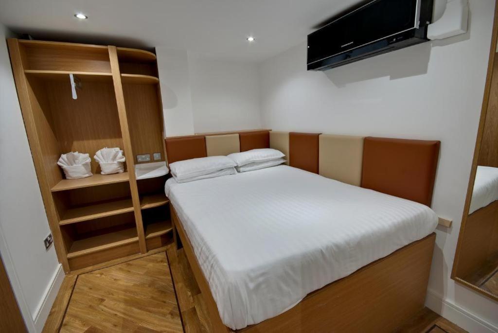 Economy Double Pod Room without Window - Photo 6