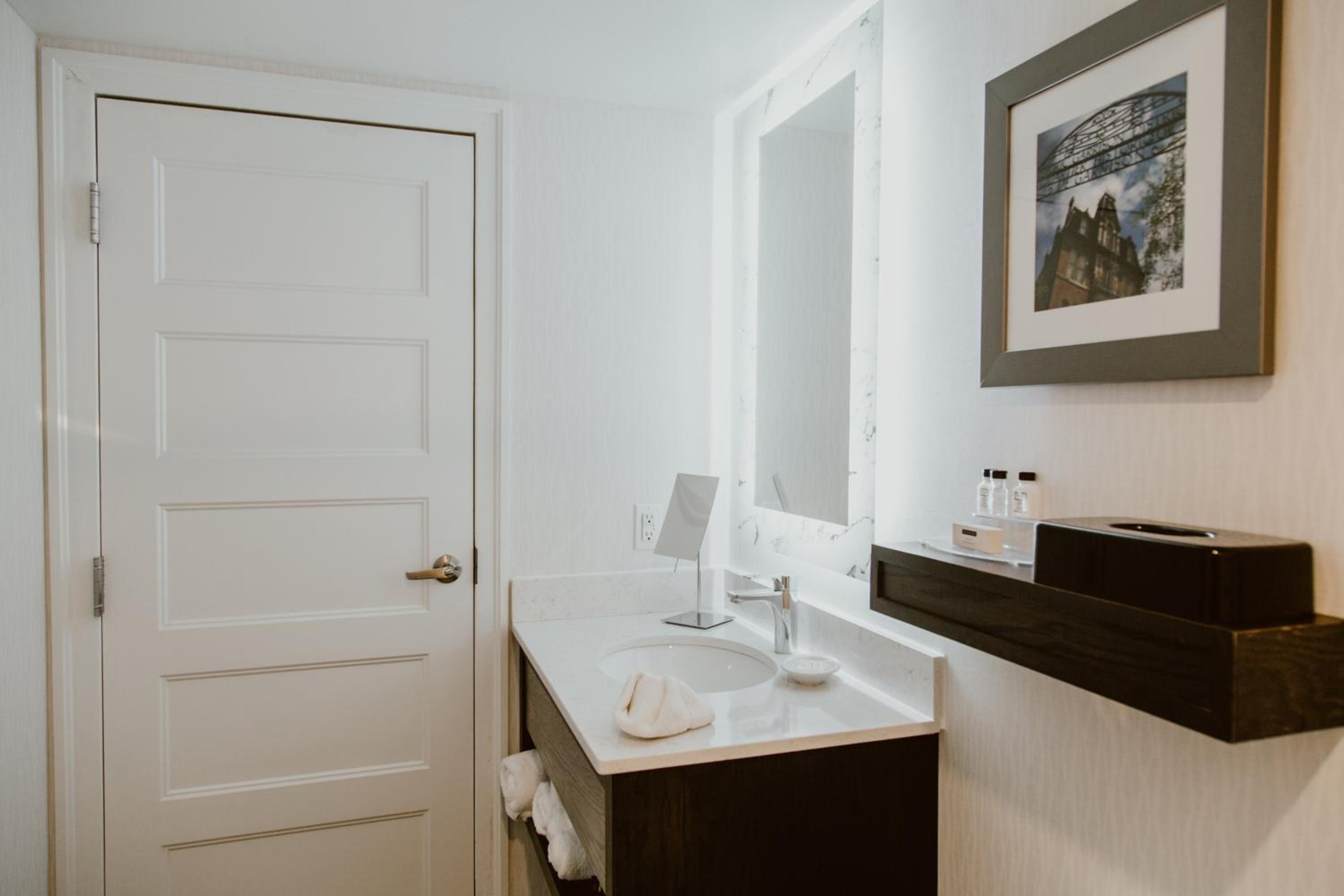 Premium King Room - Photo 3