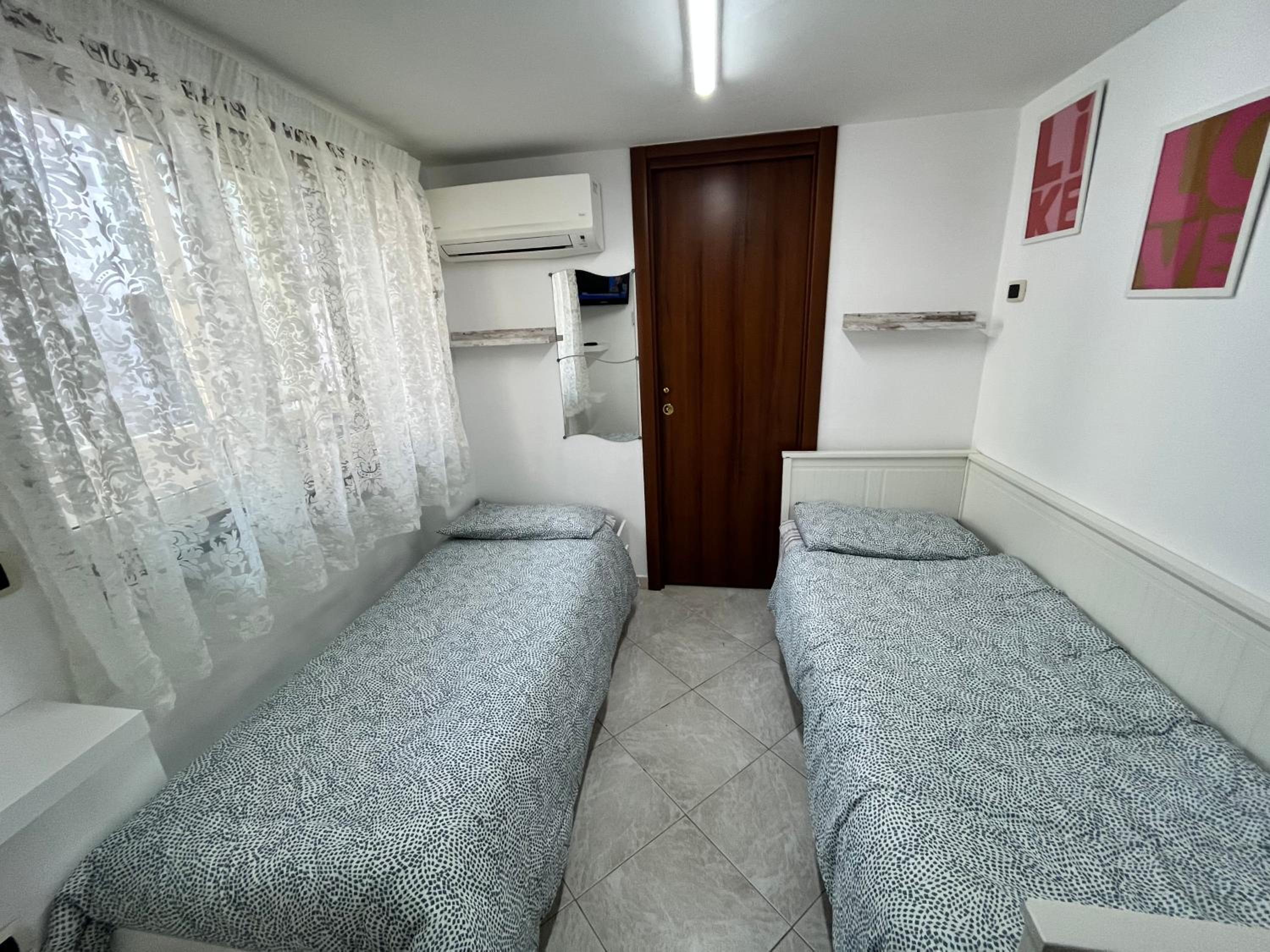 Economy Twin Room with Private Bathroom