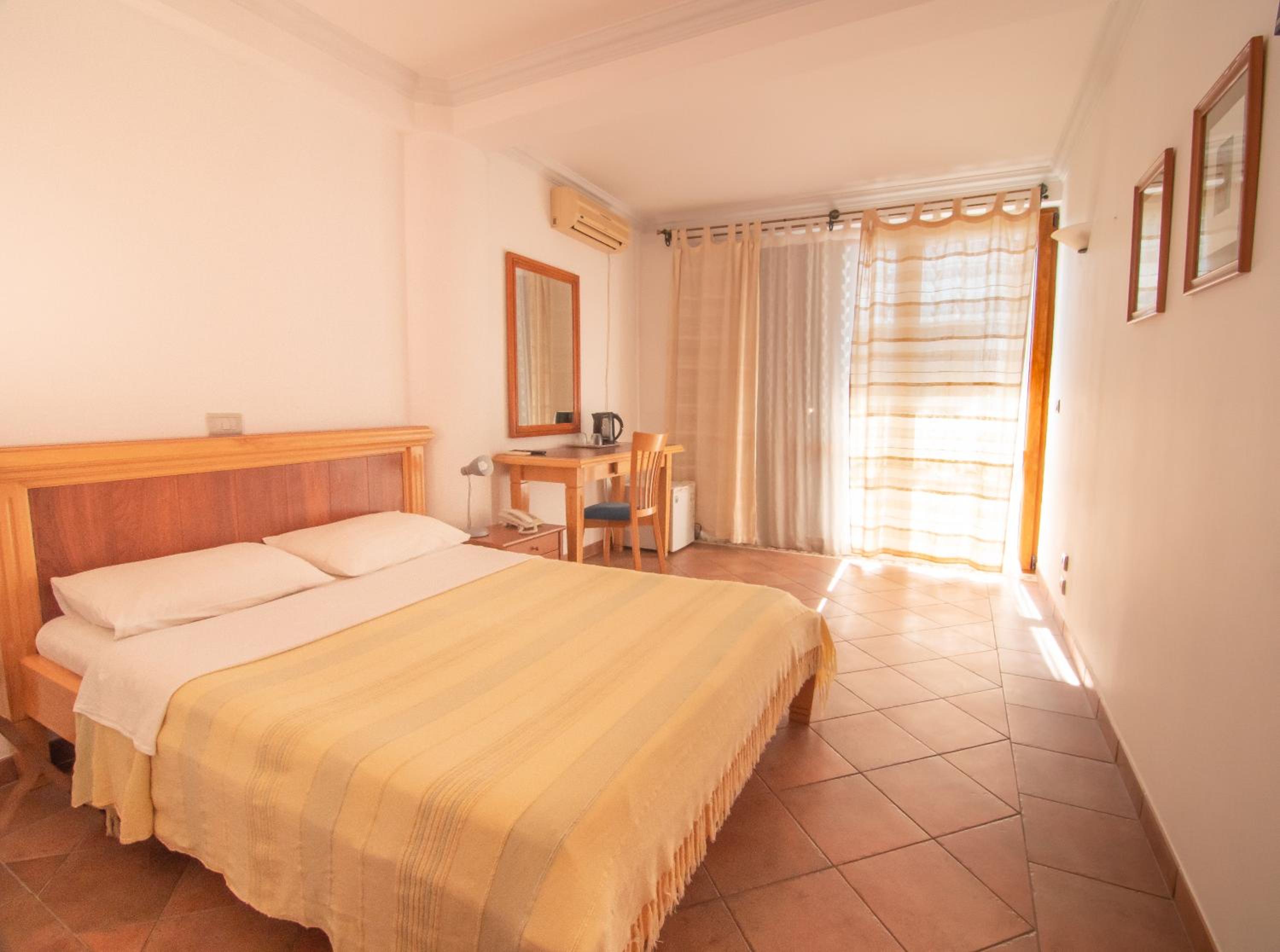 Double Room with Side Sea View - Photo 6