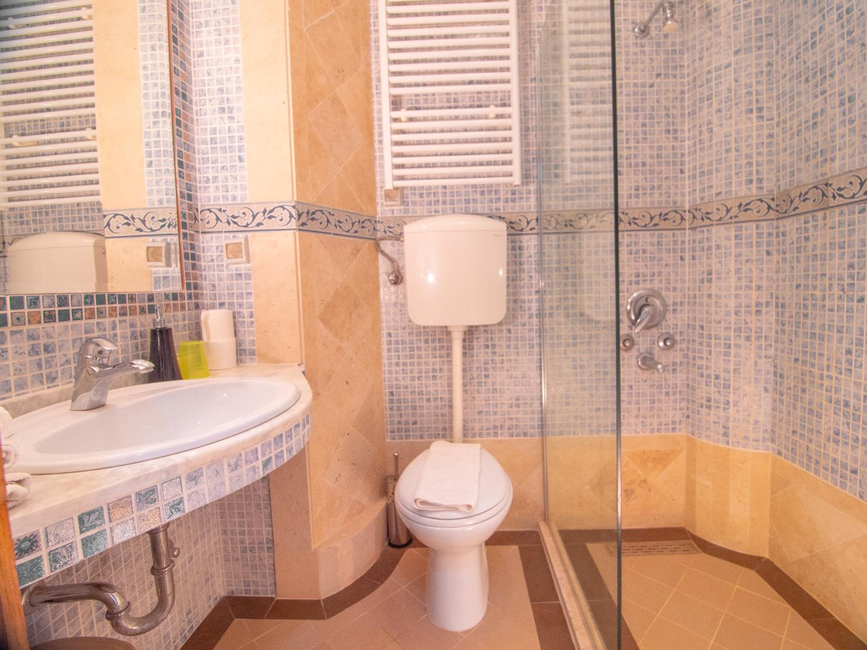 Double Room with Side Sea View - Photo 4