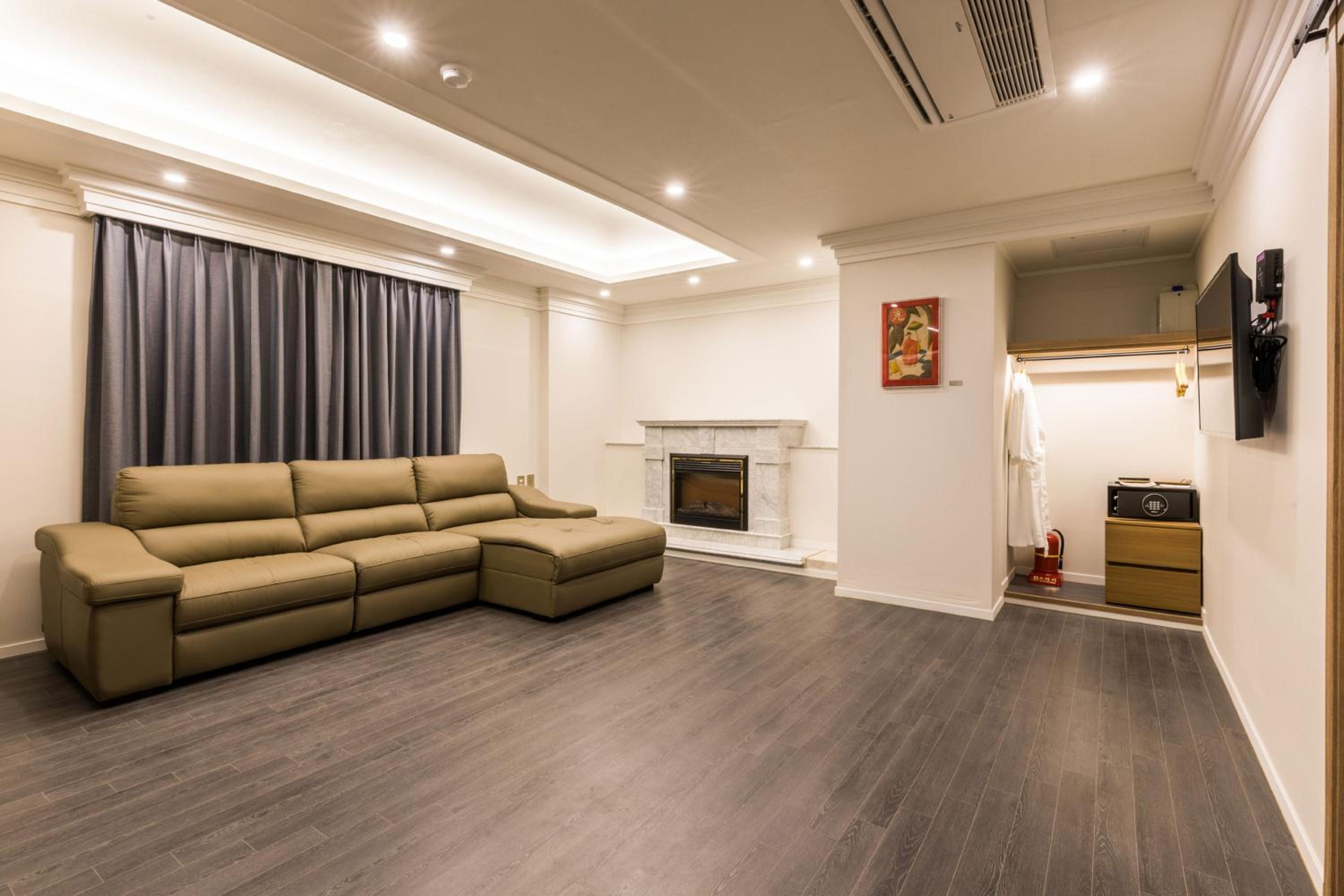 Parlor Suite - Photo 3