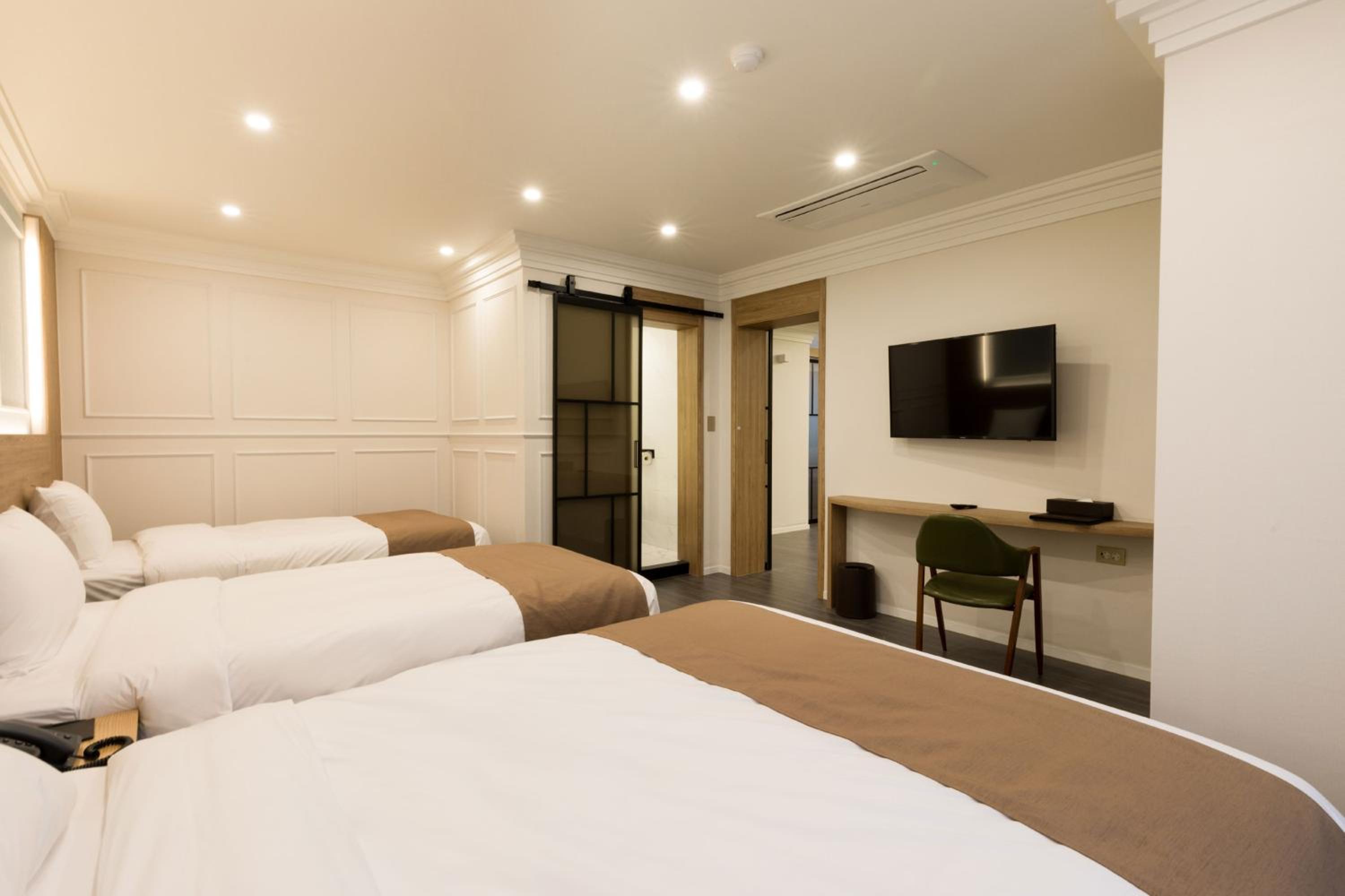 Parlor Suite - Photo 4