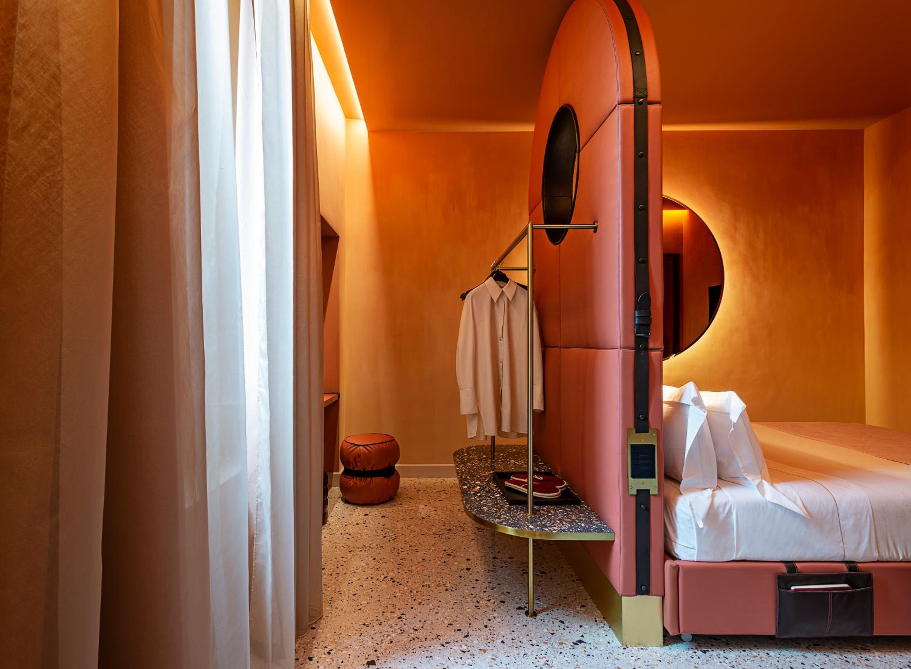 Queen Suite with Spa Bath thumbnail 5