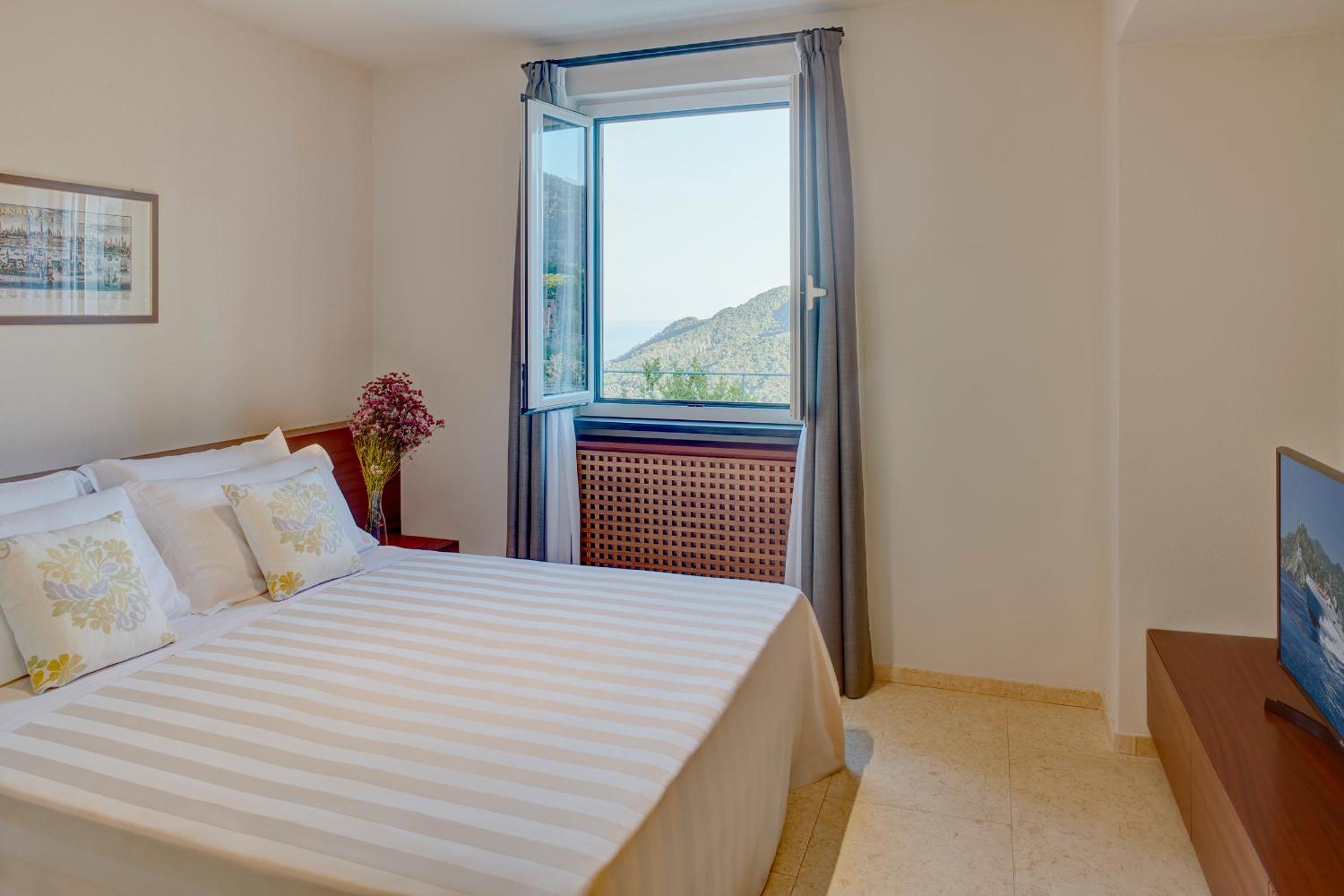 Deluxe Suite with Sea View photo 1