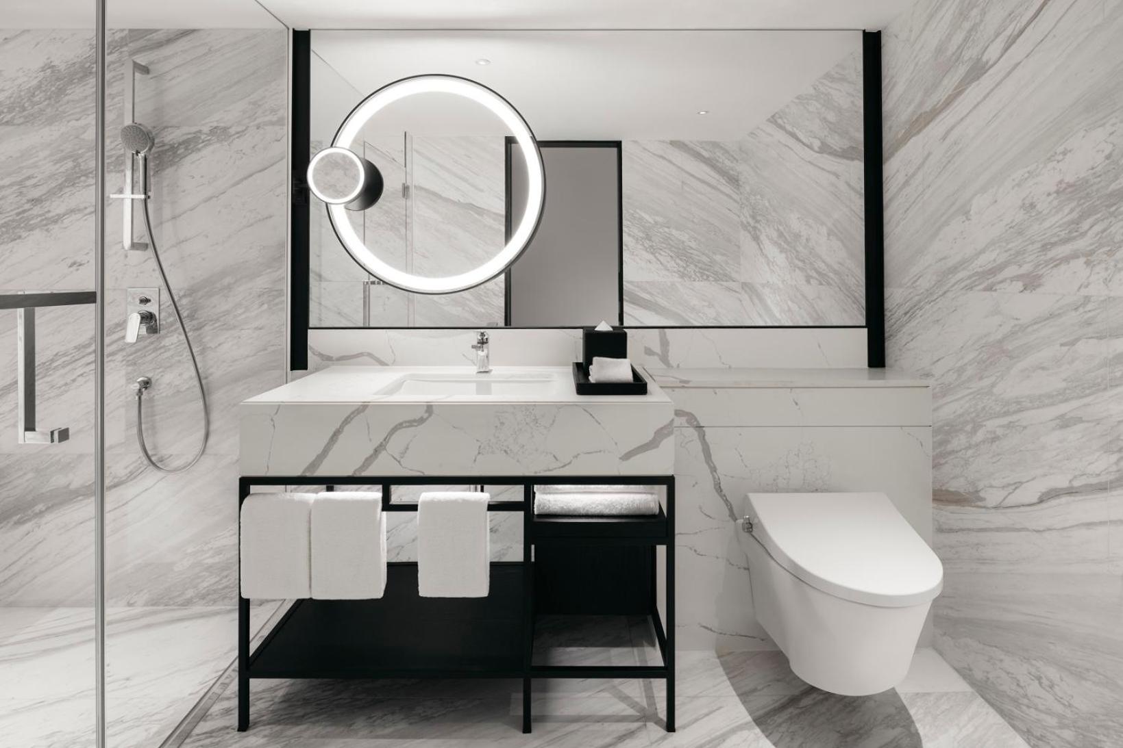 Executive King Suite with Lounge Access thumbnail 5