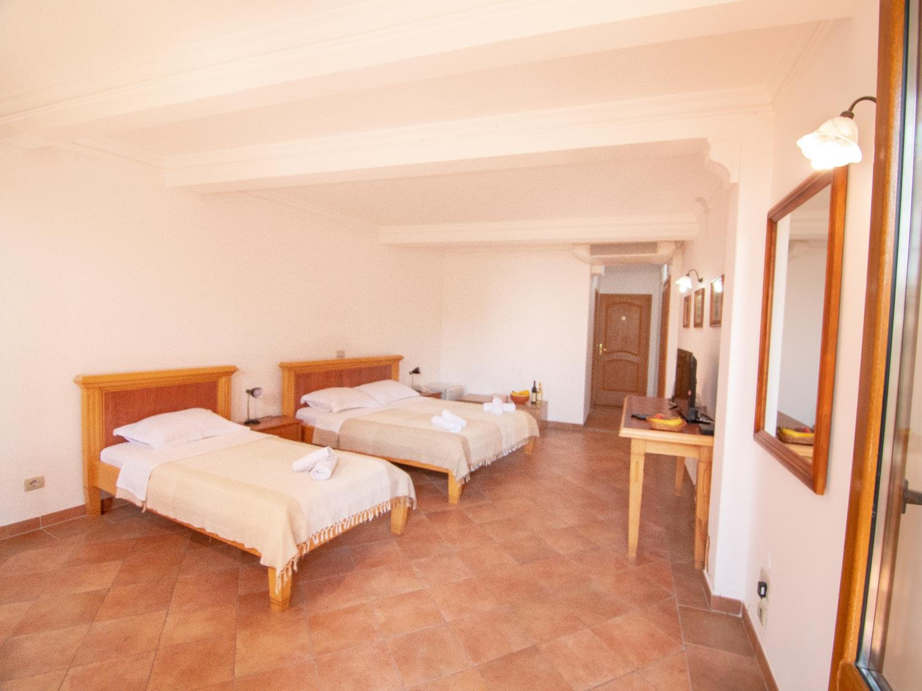 Triple Room with Pool View - Photo 1