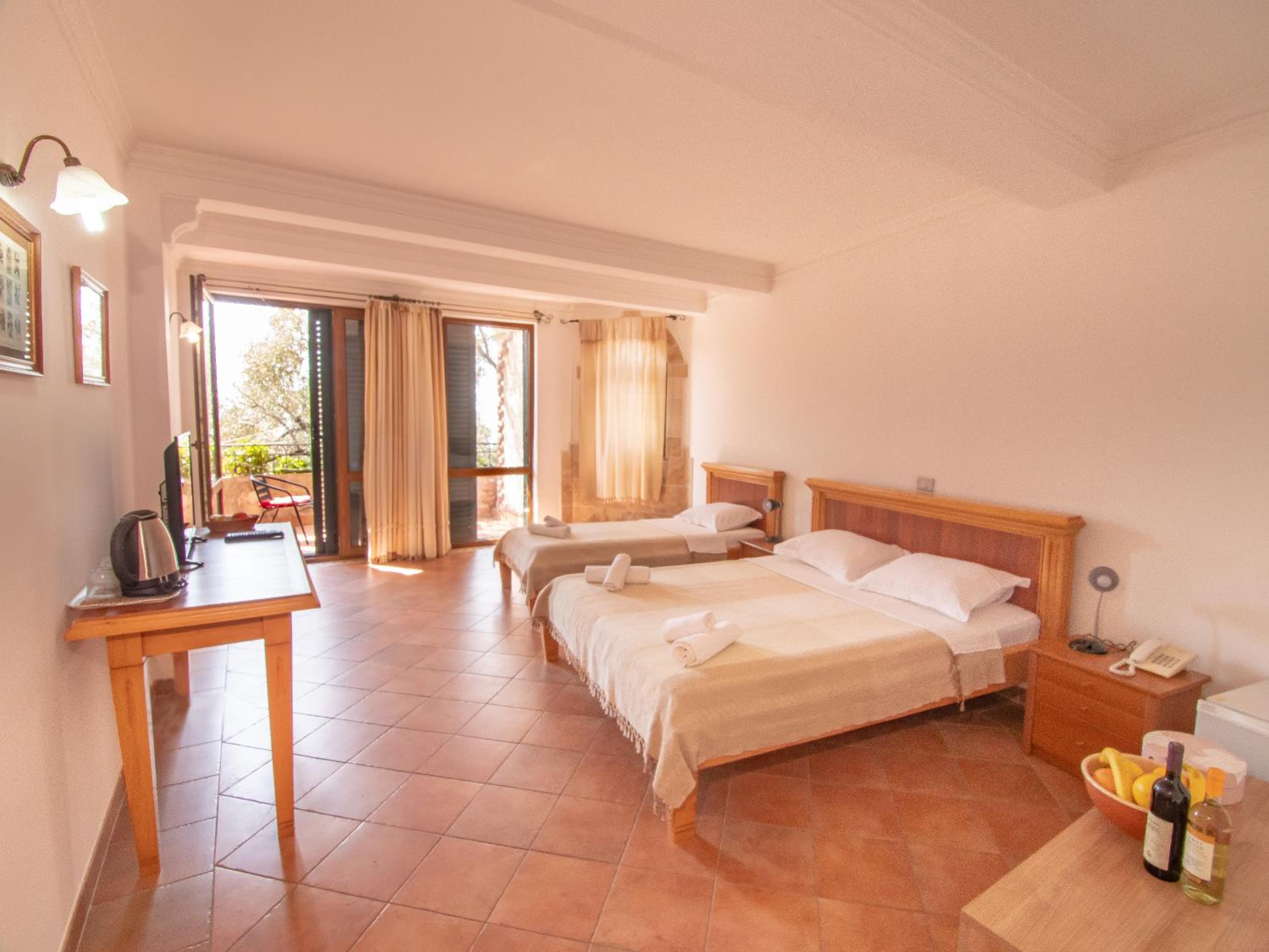 Triple Room with Pool View - Photo 5