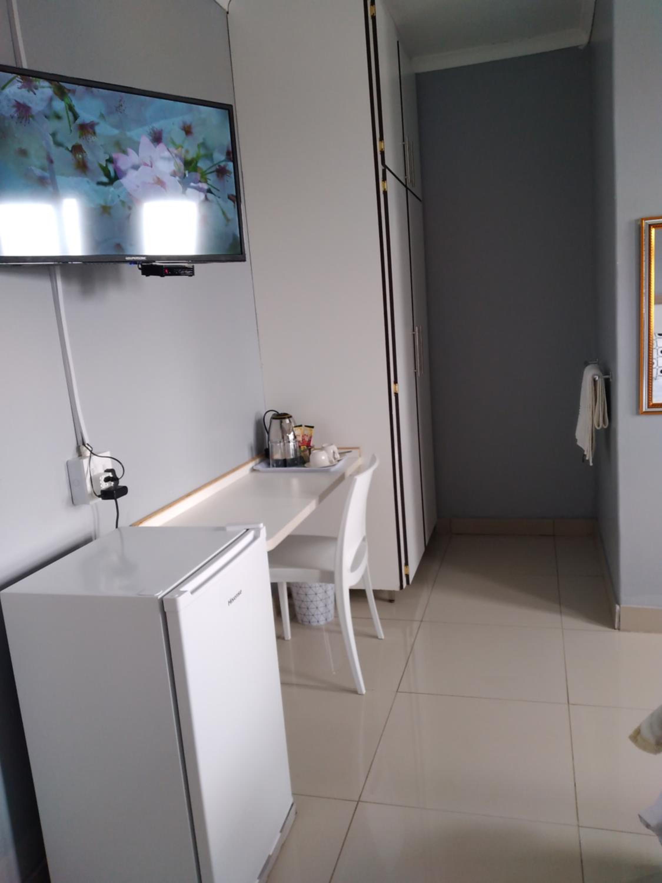 Double Room with Private Bathroom - Photo 3