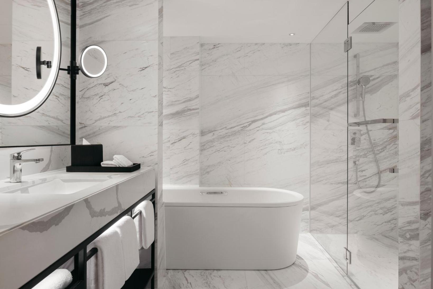 One-Bedroom King Suite - Lounge Access
