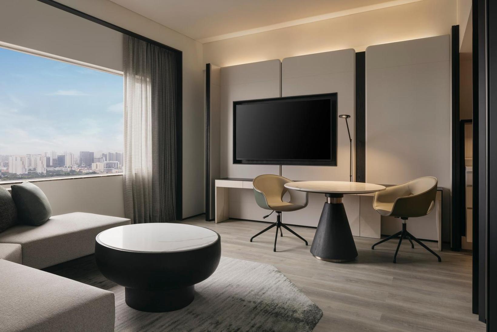 One-Bedroom King Suite - Lounge Access thumbnail 6
