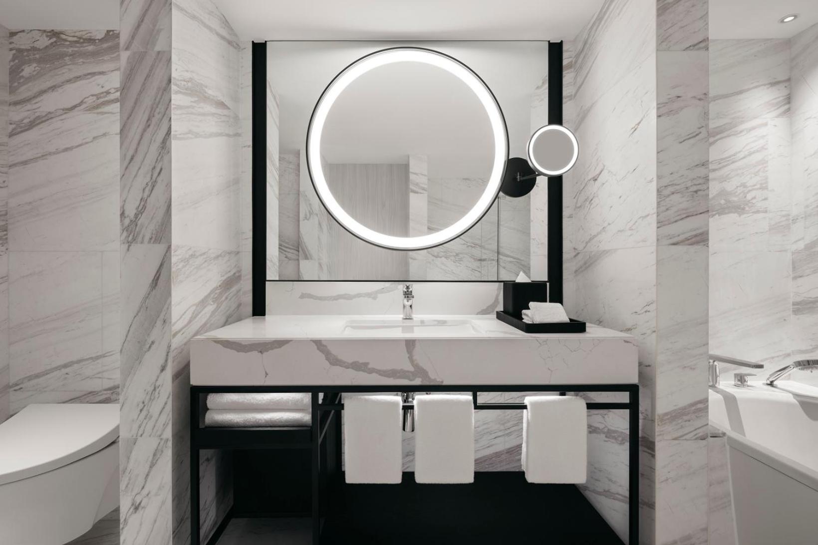 One-Bedroom King Suite - Lounge Access