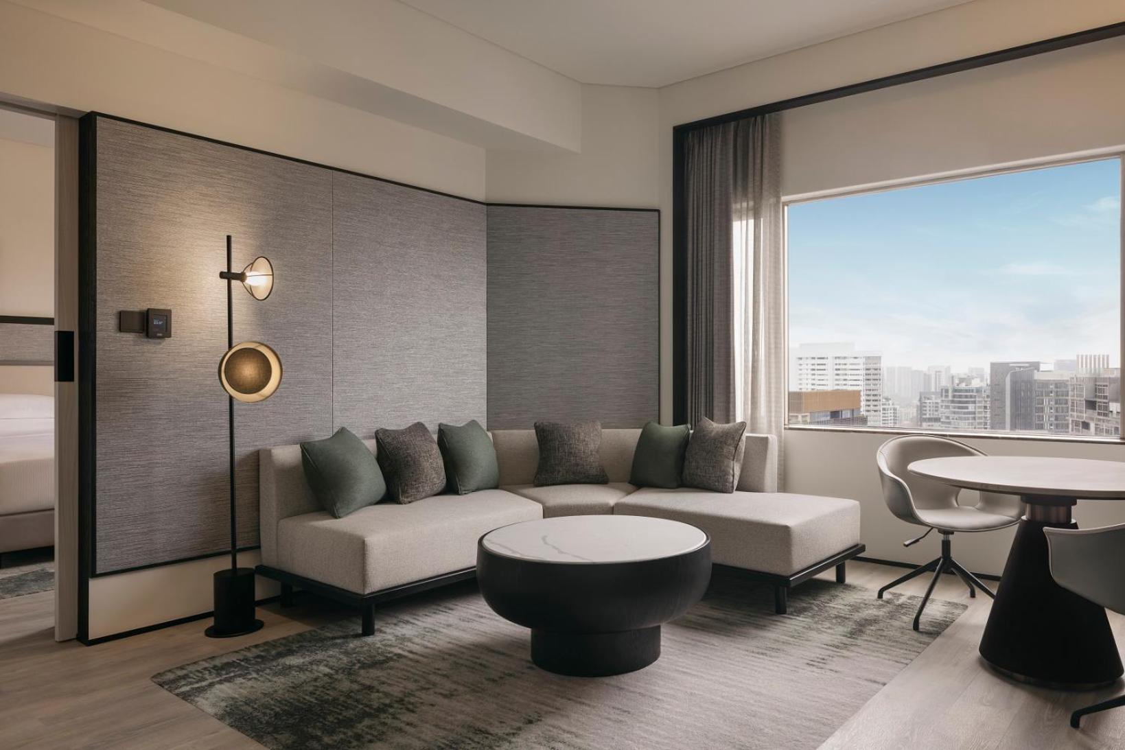 One-Bedroom King Suite – Lounge Access