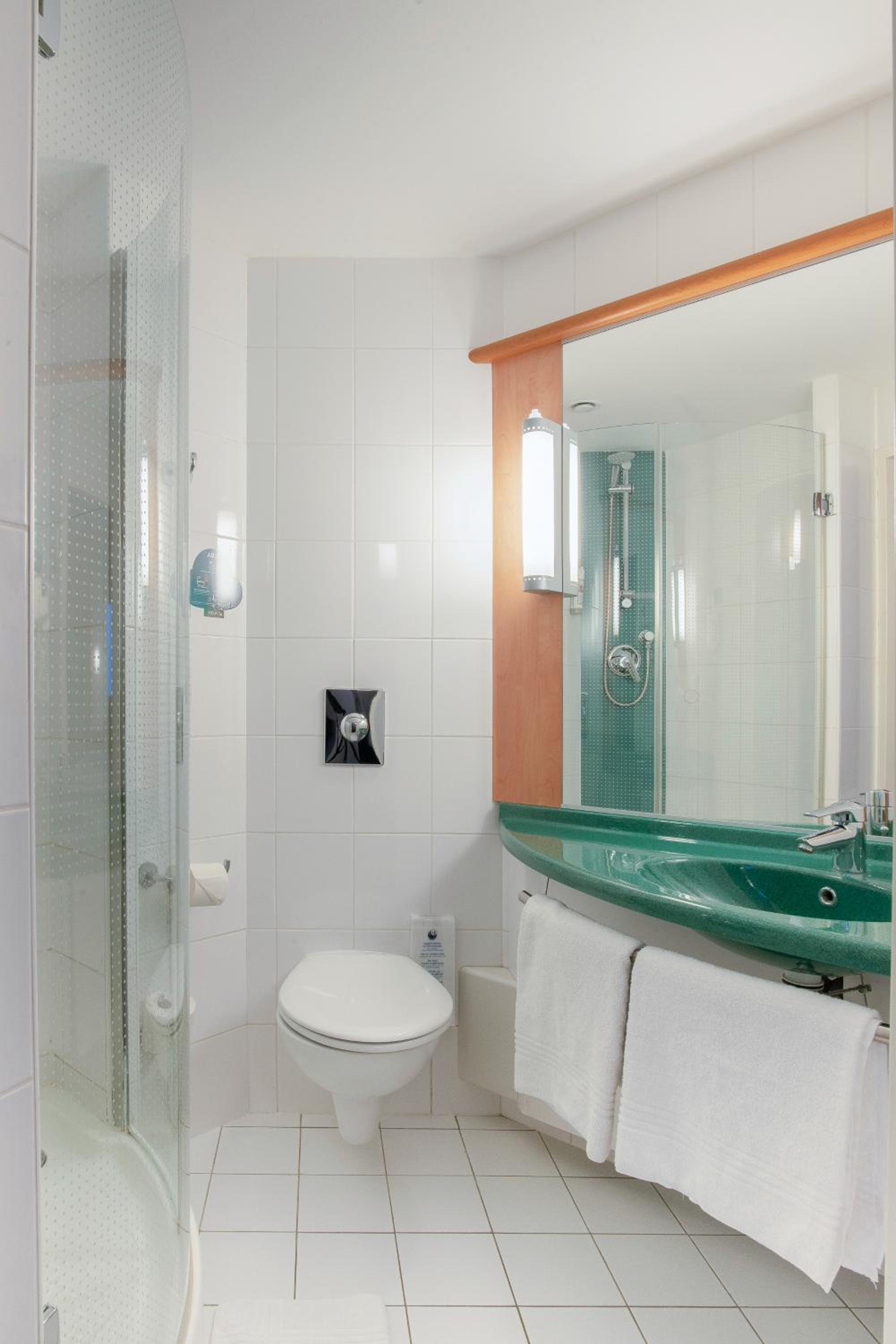 Standard Room With Three Single Beds - Photo 3