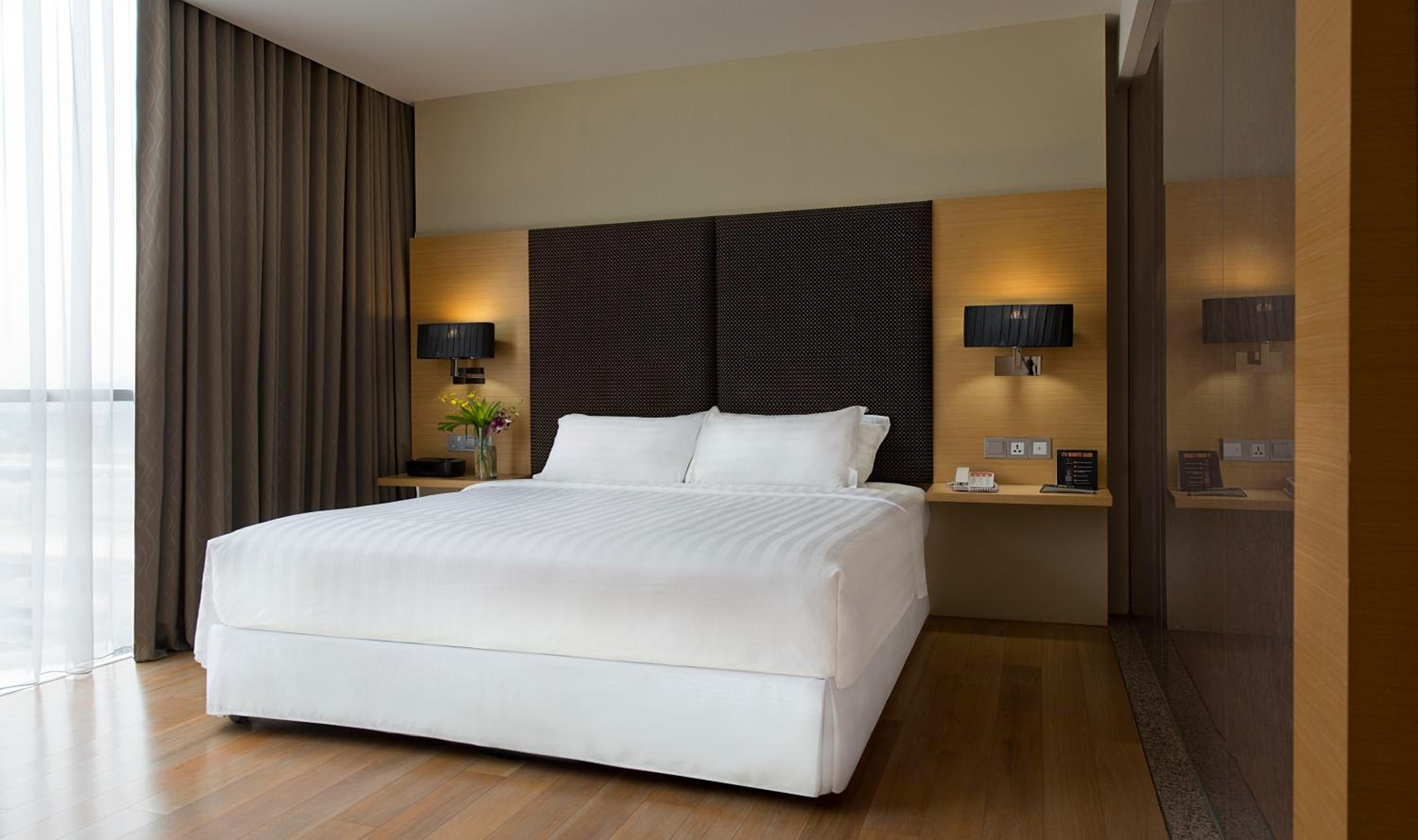 Premier Essential King Room photo 2