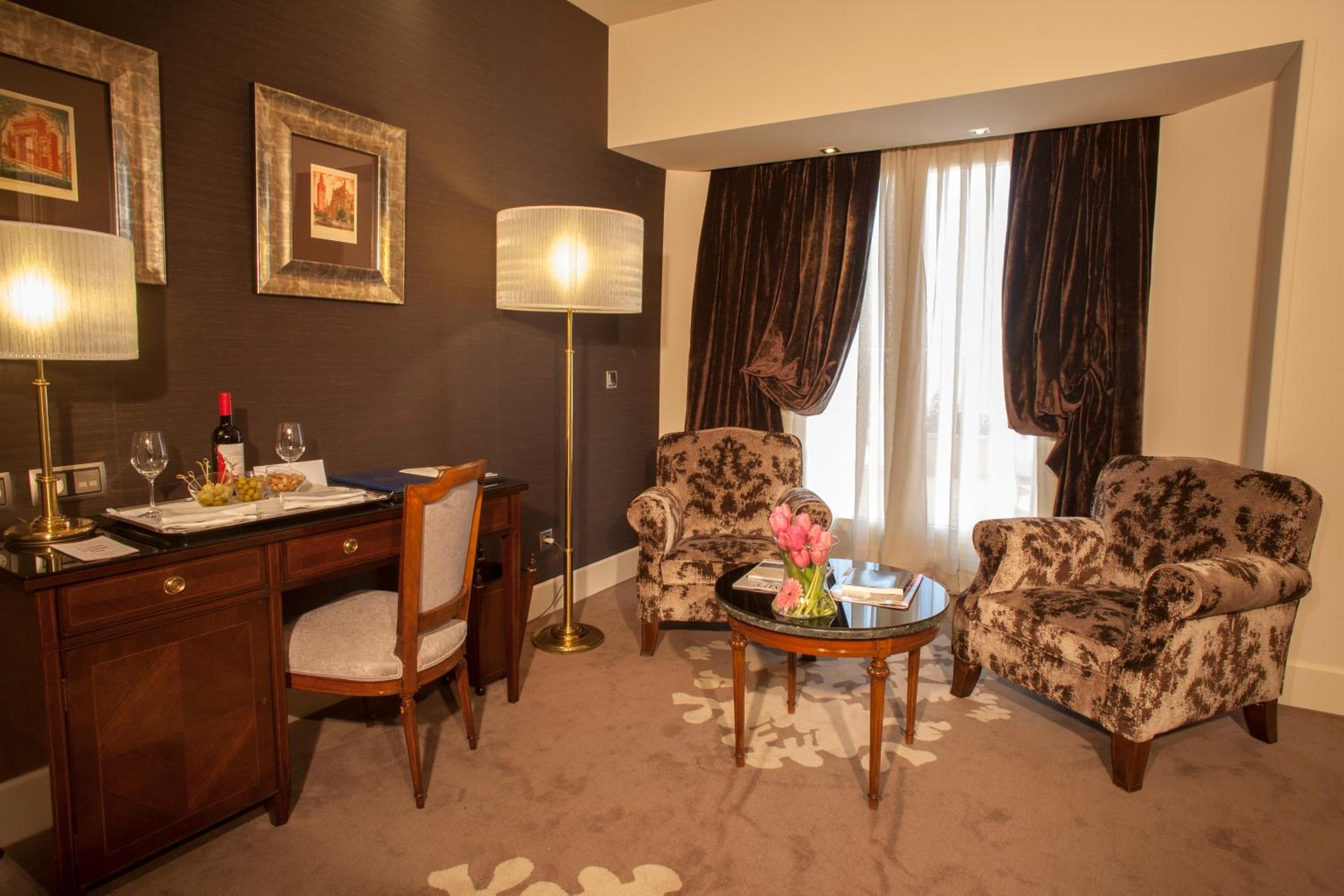 Junior Suite with Terrace - The Wellington Club - Photo 10