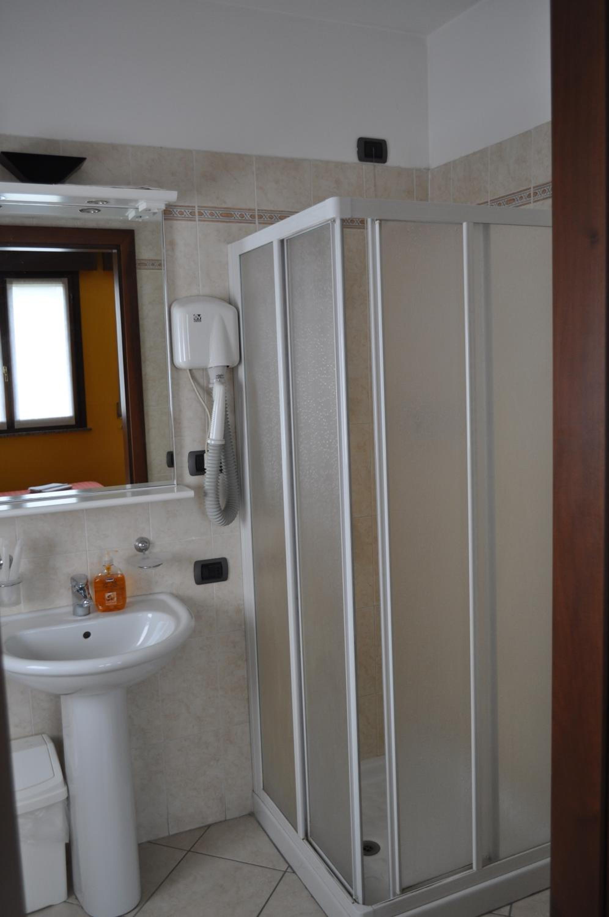 Double or Twin Room - Photo 3