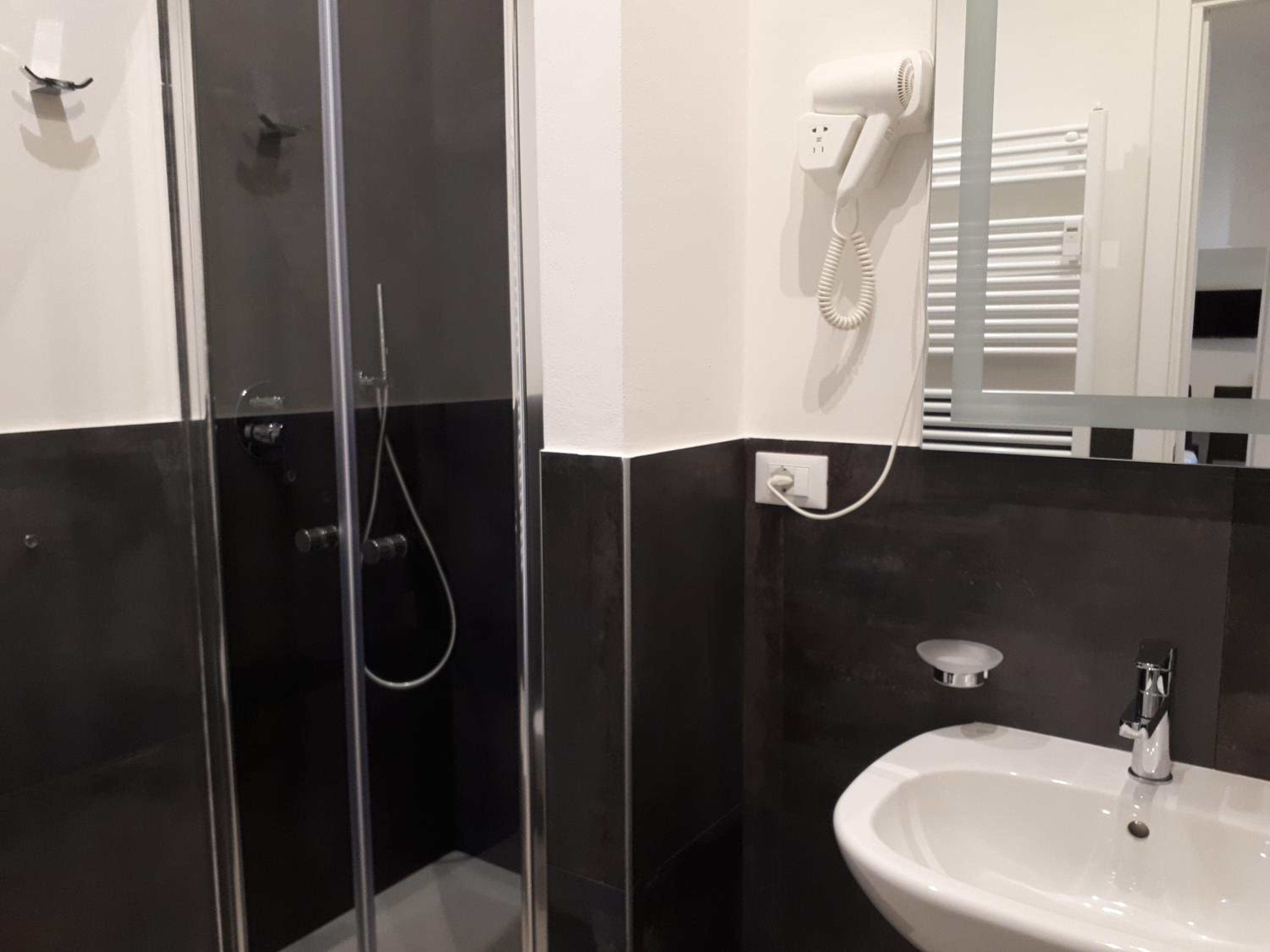 Double Room with Private Bathroom - Photo 13