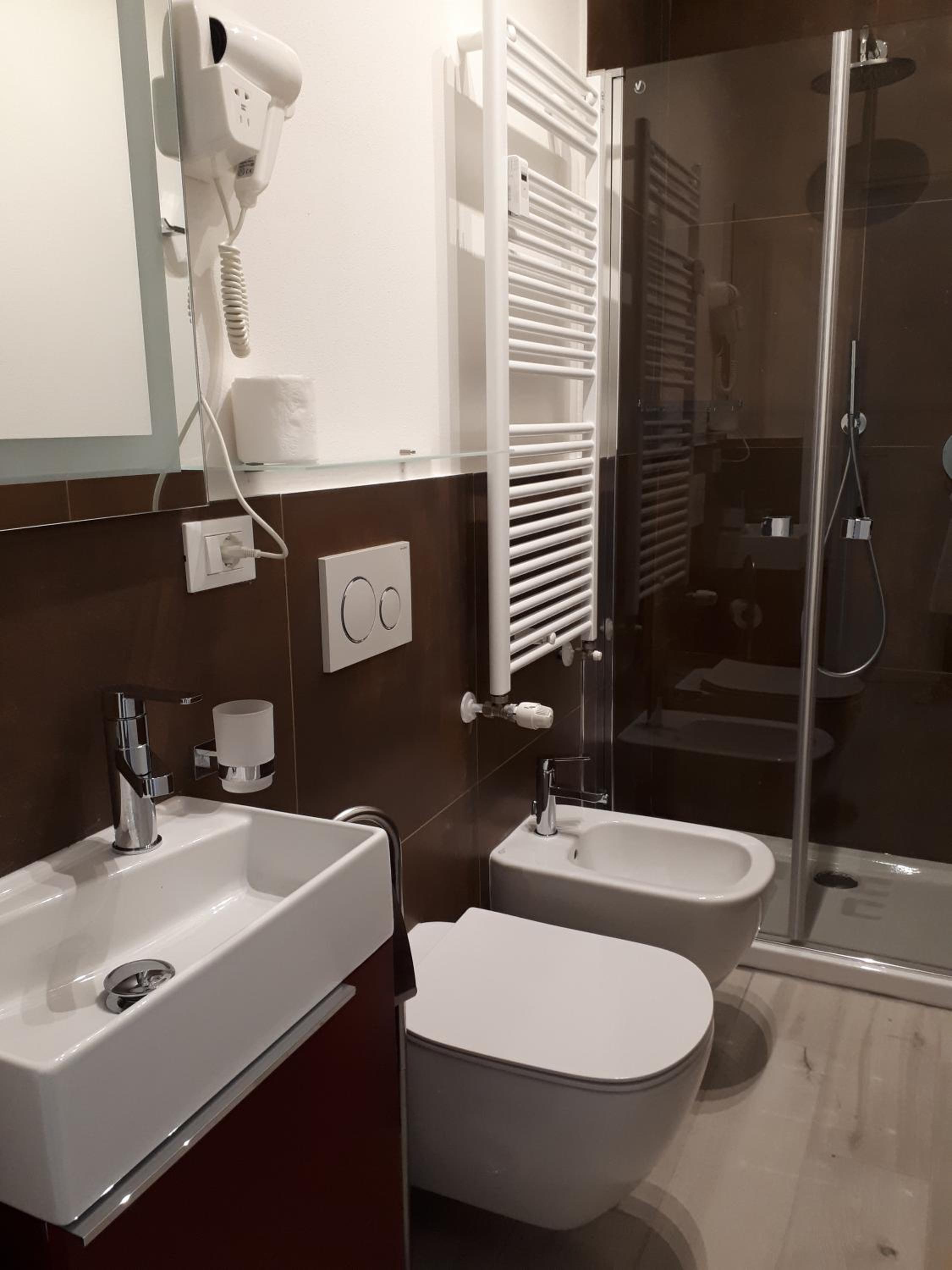 Double Room with Private Bathroom - Photo 19