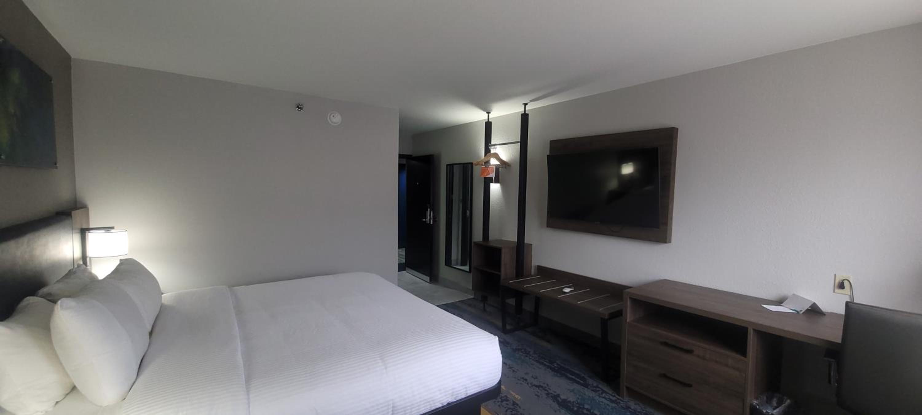 Standard King Room - Non Smoking - Photo 9