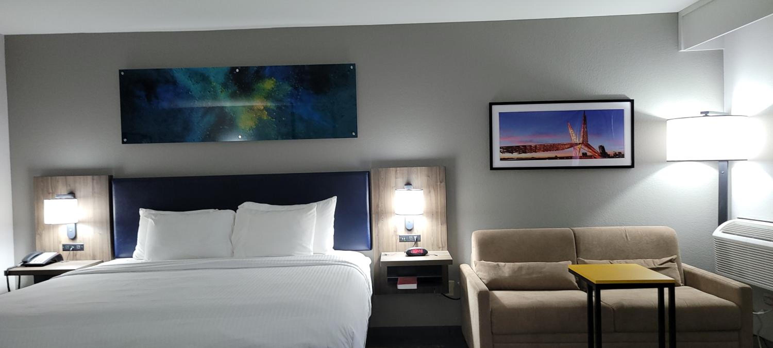 King Suite - Non Smoking/No Pets - Photo 8