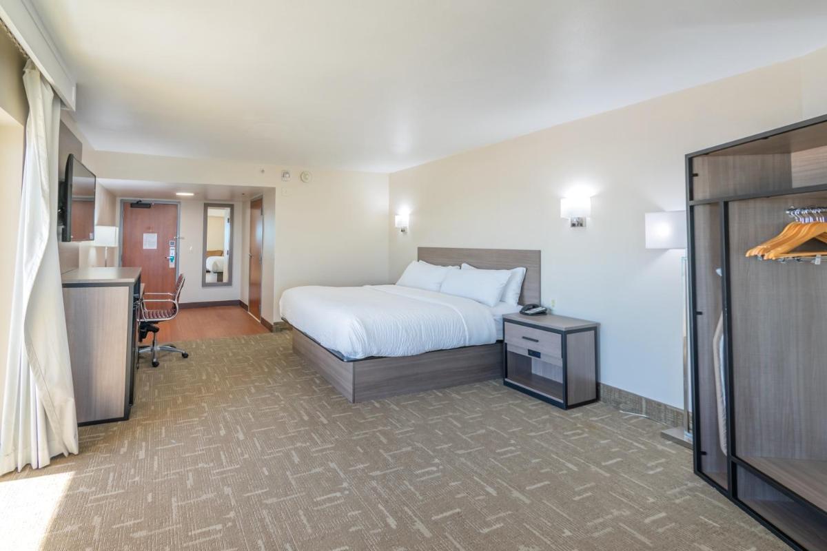 King Suite - Accessible/Non Smoking photo 2