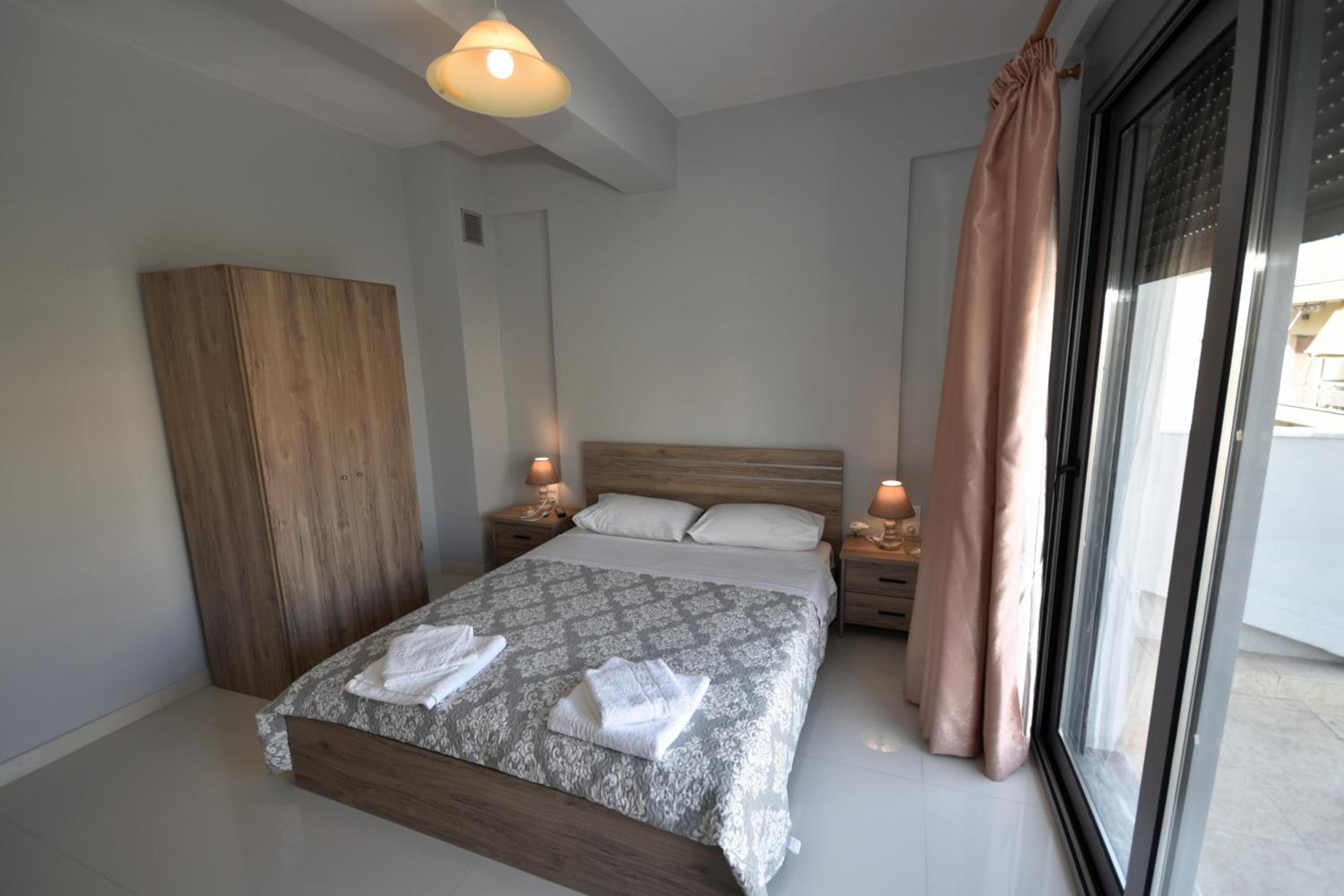 Deluxe Queen Room with Two Queen Beds - Photo 4
