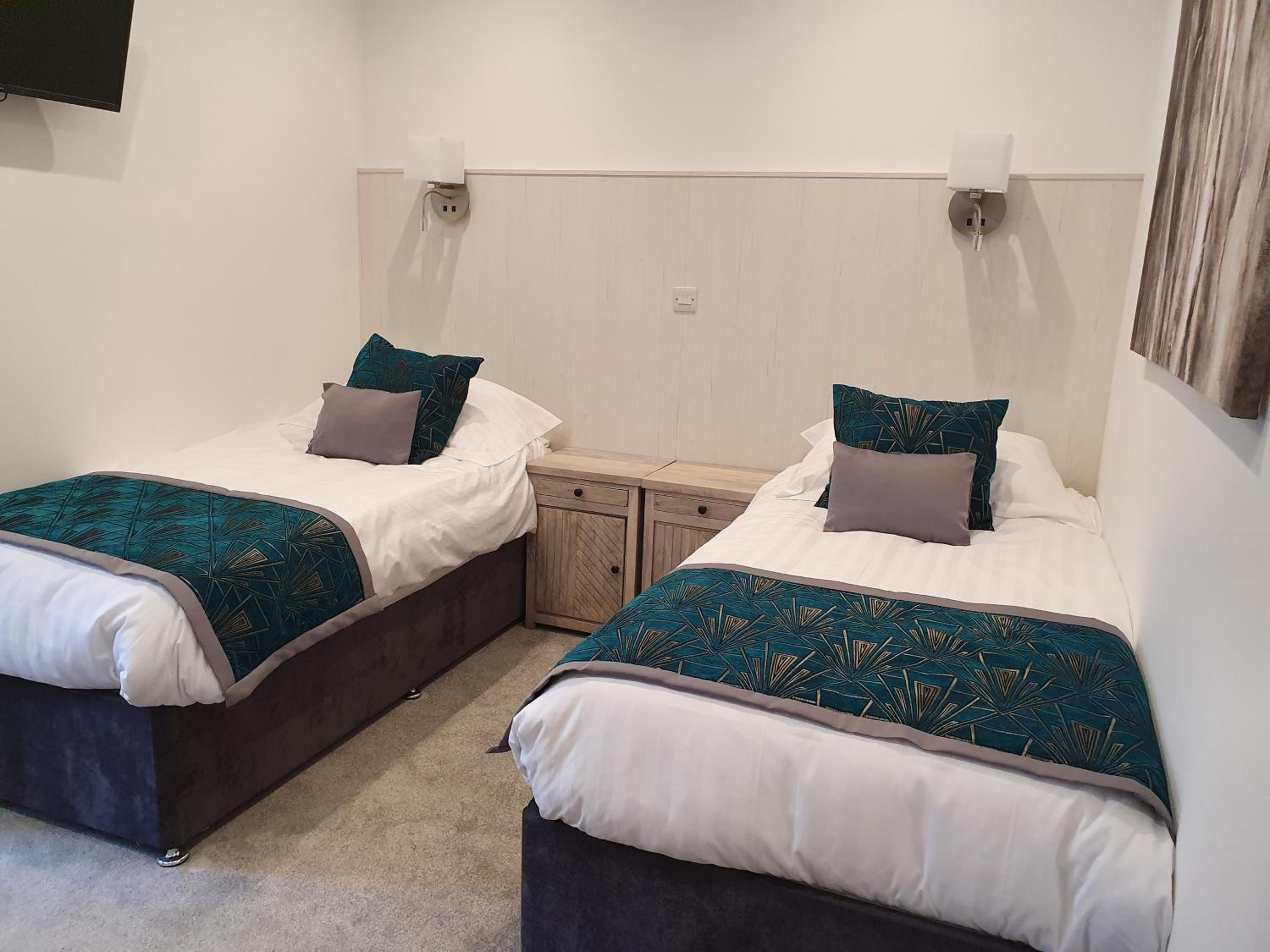 Double or Twin Room with Private Bathroom - Photo 4