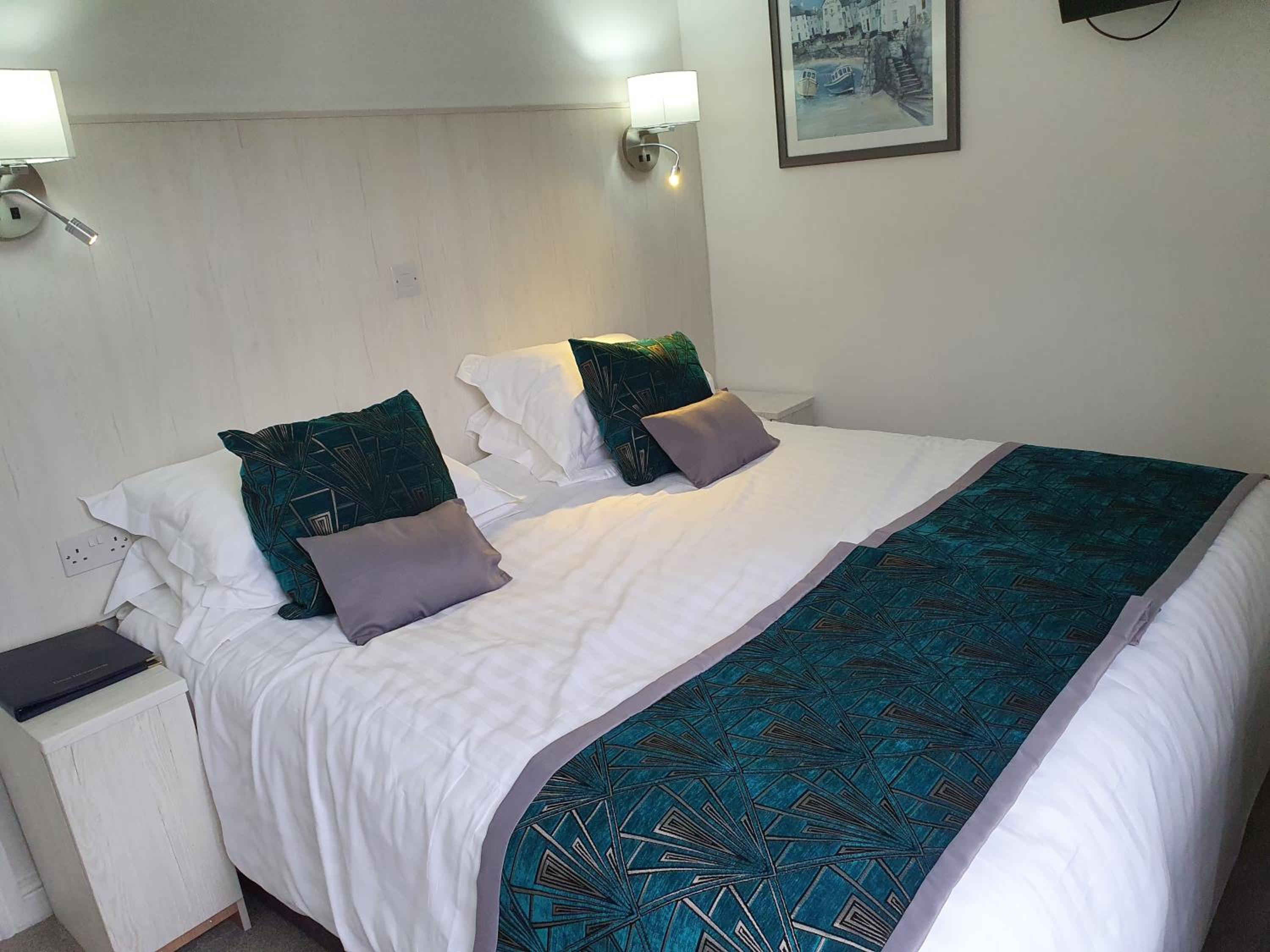 Double or Twin Room with Private Bathroom - Photo 1