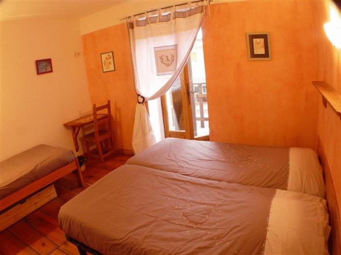 Triple Room - Coquelicot