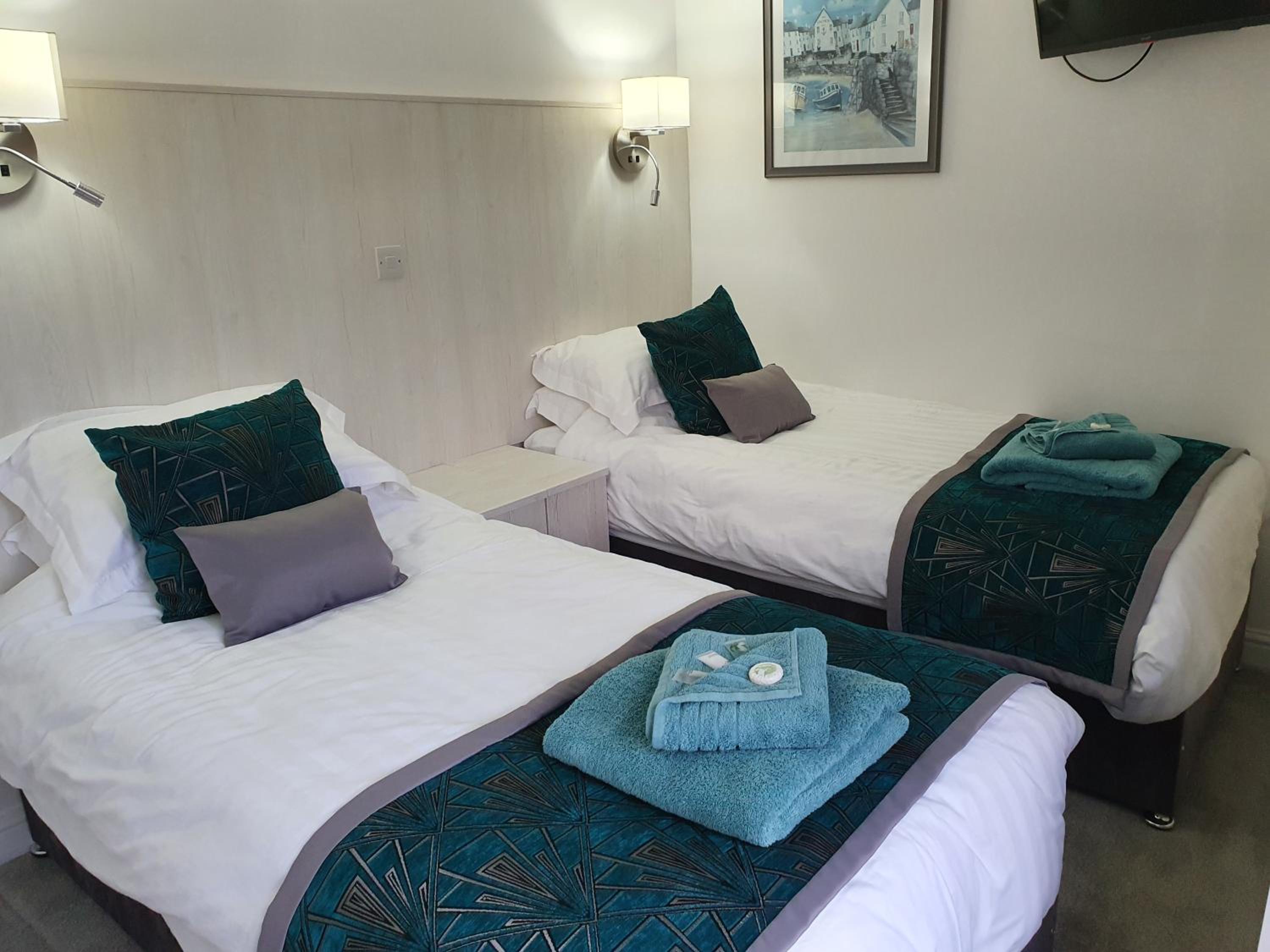 Double or Twin Room with Private Bathroom - Photo 5