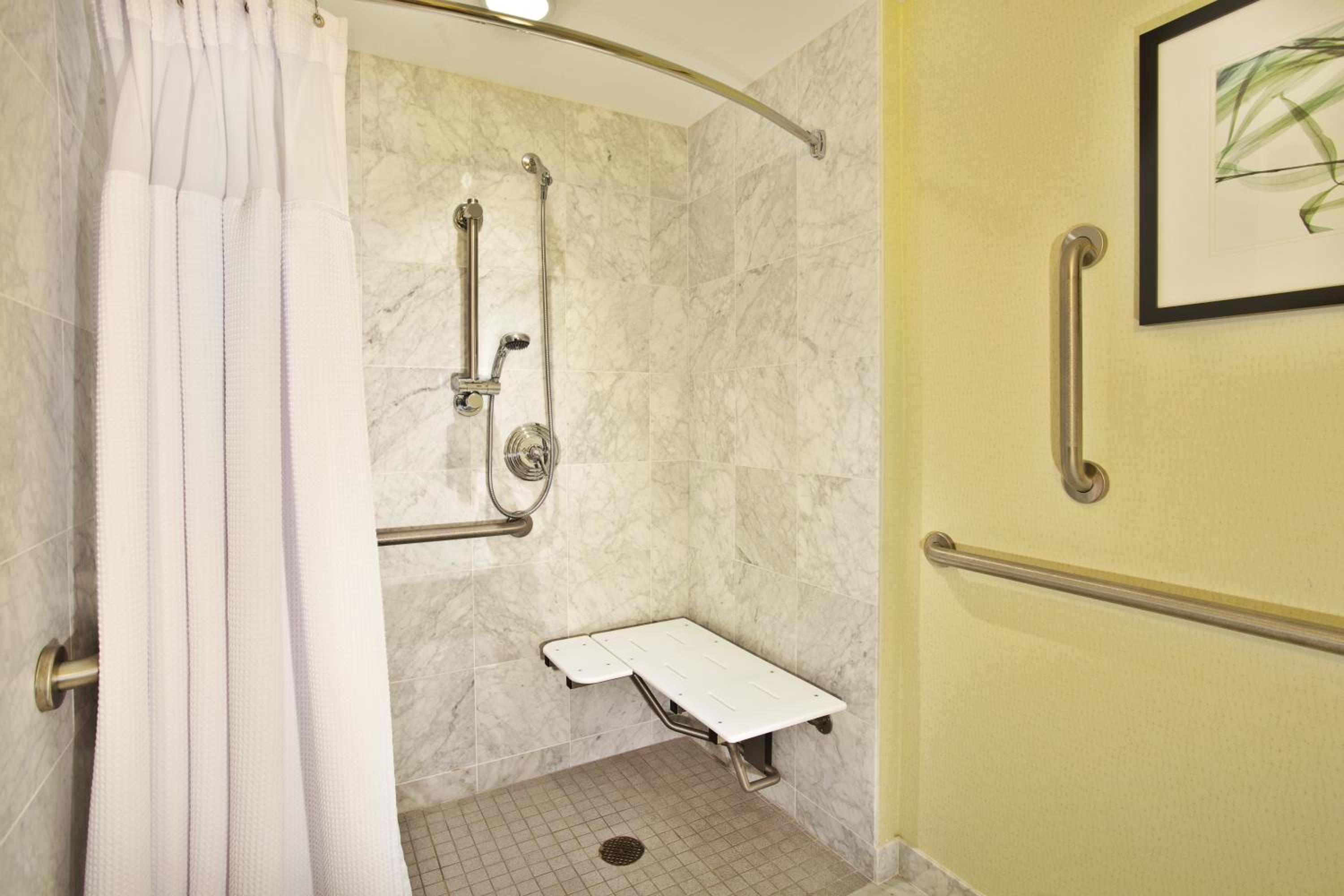 King Room with Mobility Accessible Roll-In Shower - Non-Smoking - Photo 3