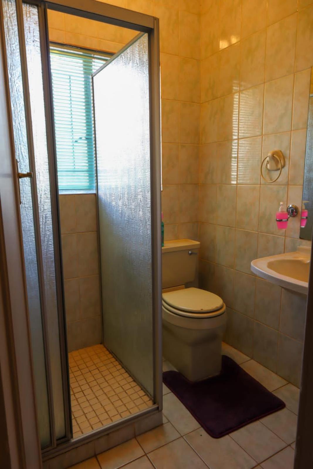 Queen Room with Garden View - Photo 2
