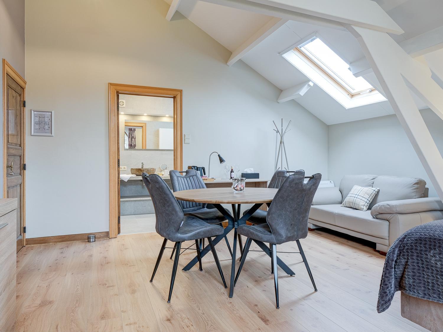 Deluxe Family Room With Garden View photo 2