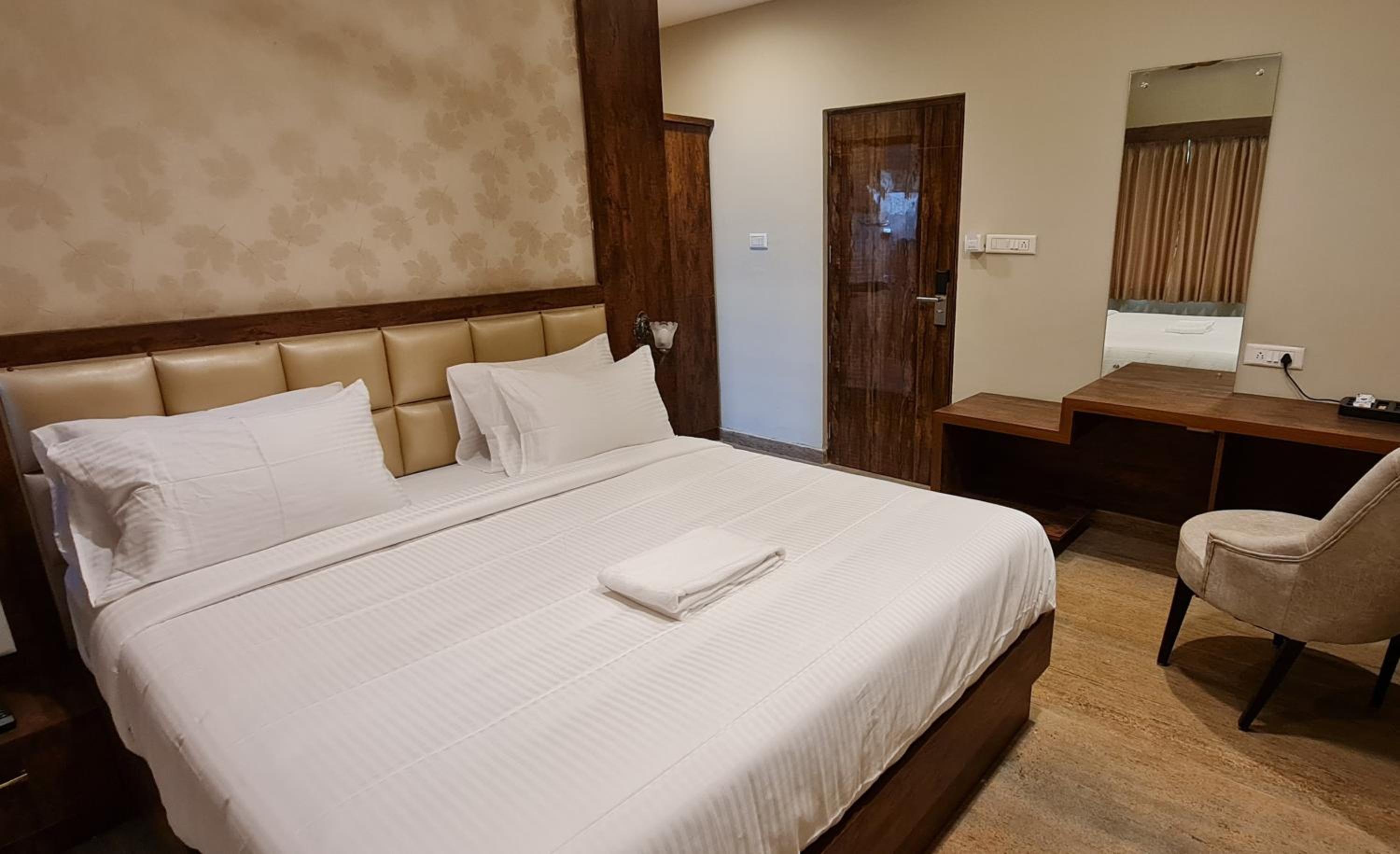Deluxe Double Room - Photo 9