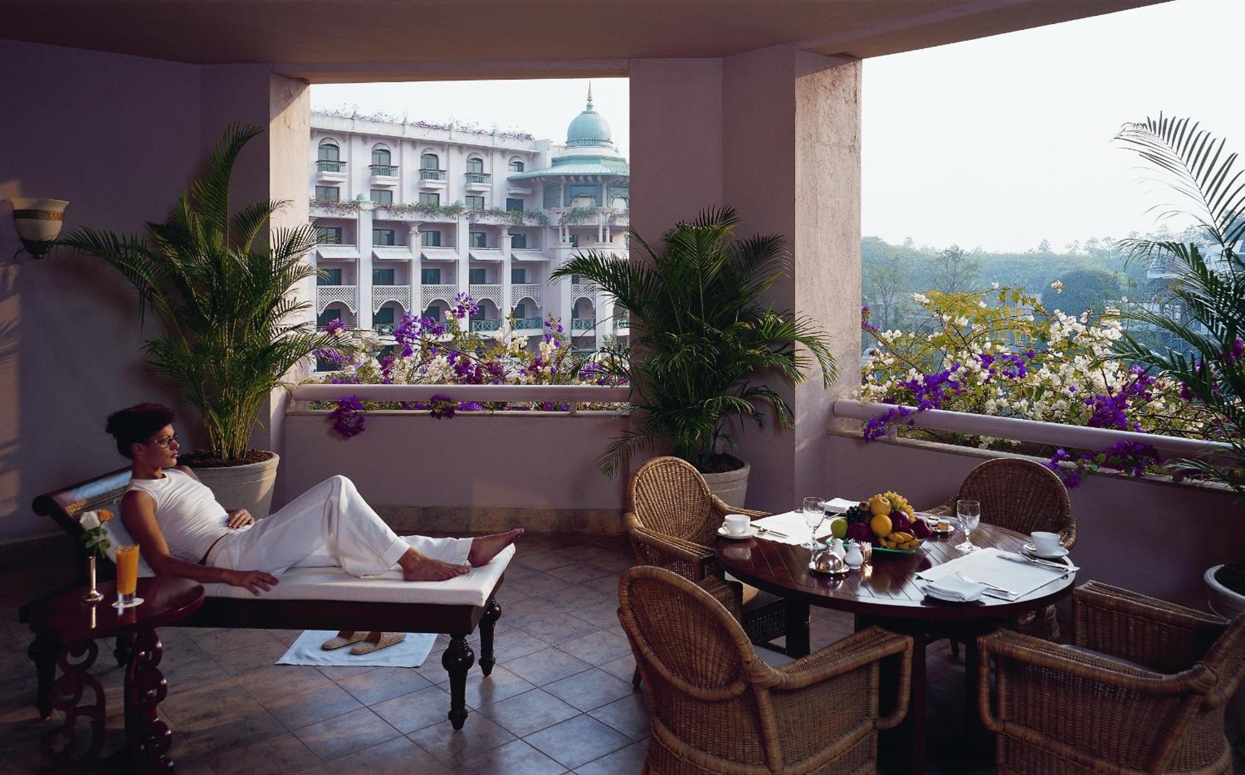 Turret Suite-with 2 way transfers,Free wi-fi &amp; Club lounge access - Photo 5