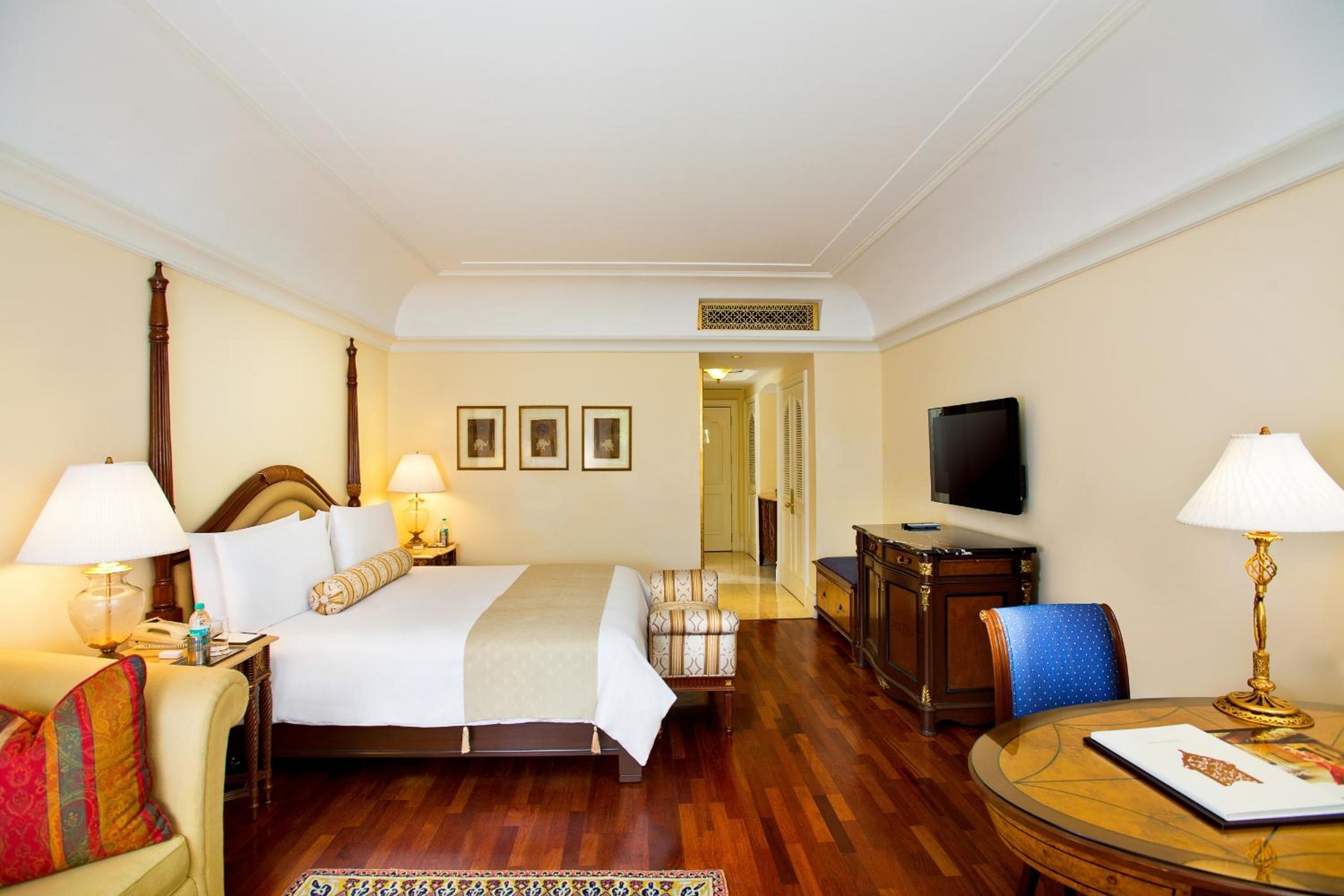 Deluxe Room with Balcony overlooking the Poolside / Garden - Photo 4