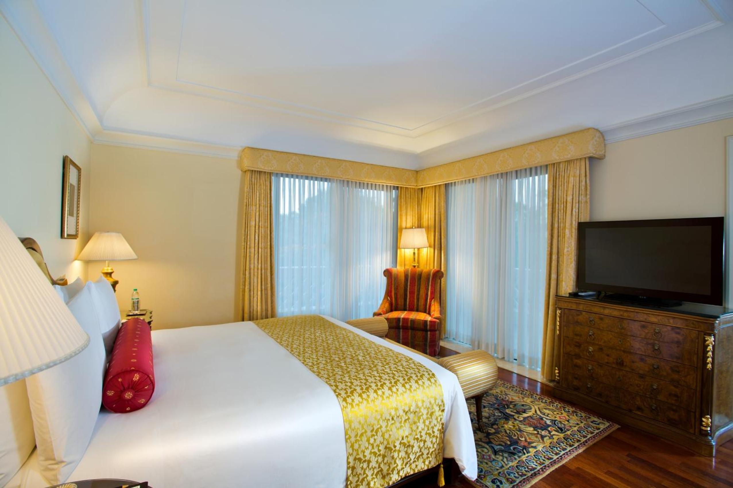 Turret Suite-with 2 way transfers,Free wi-fi &amp; Club lounge access - Photo 1