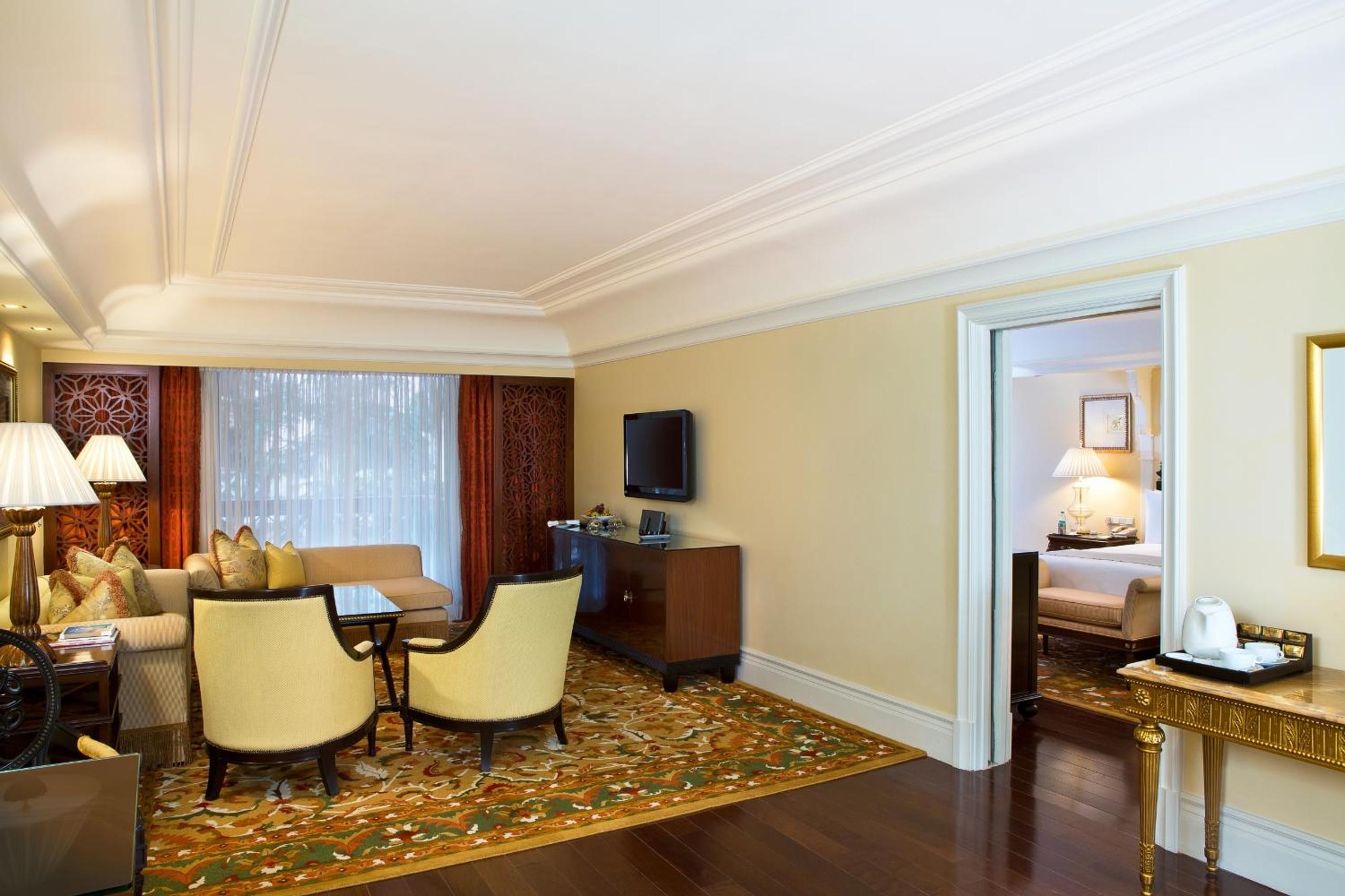 Turret Suite-with 2 way transfers,Free wi-fi &amp; Club lounge access - Photo 3
