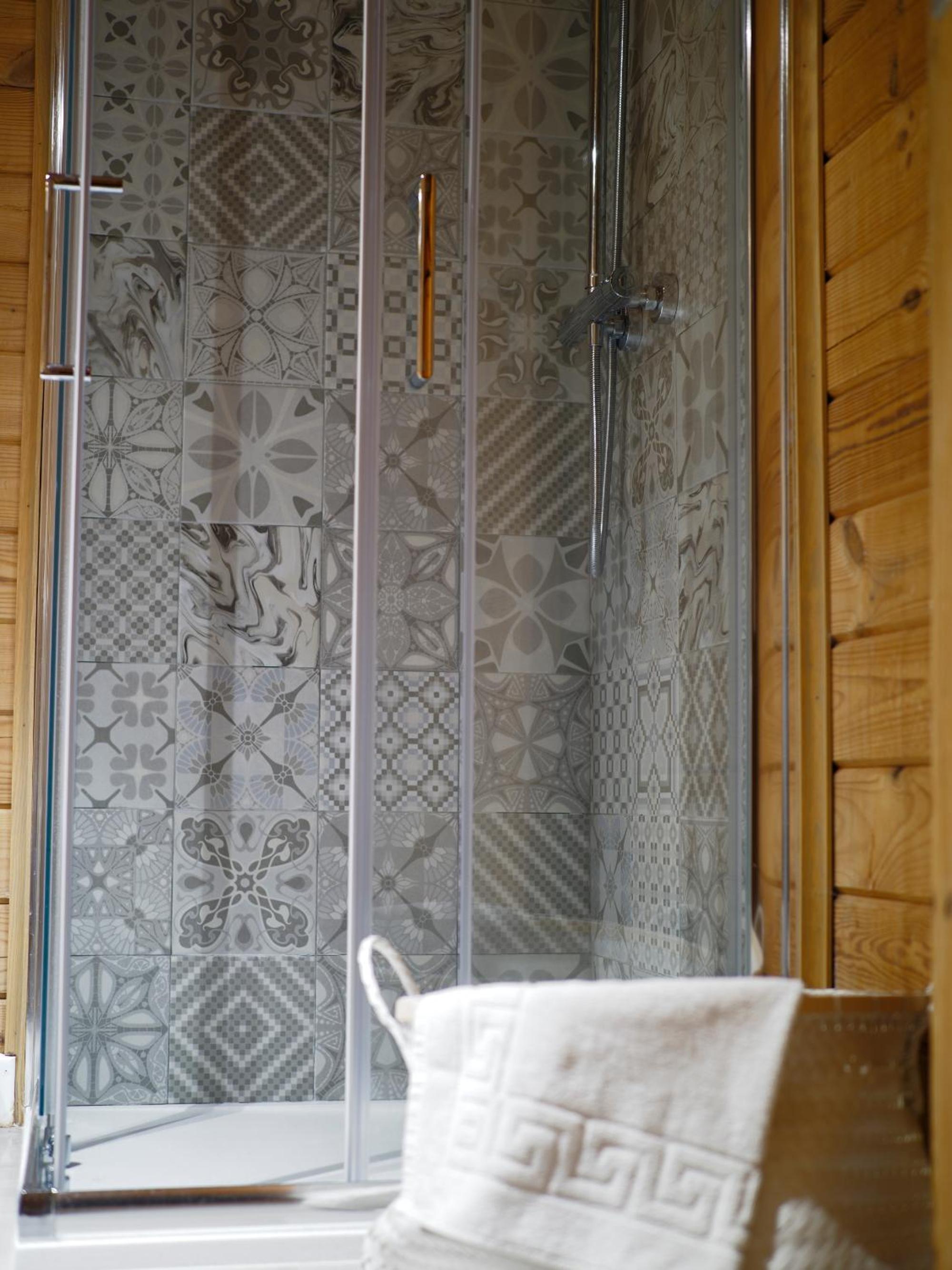 Superior Bungalow - Photo 3